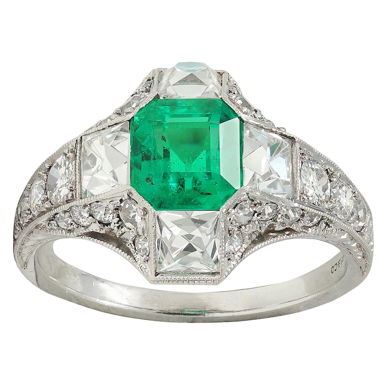 Tiffany & Co. Anello a tre punte in platino con diamante francese e smeraldo in stile Art Deco in vendita 2