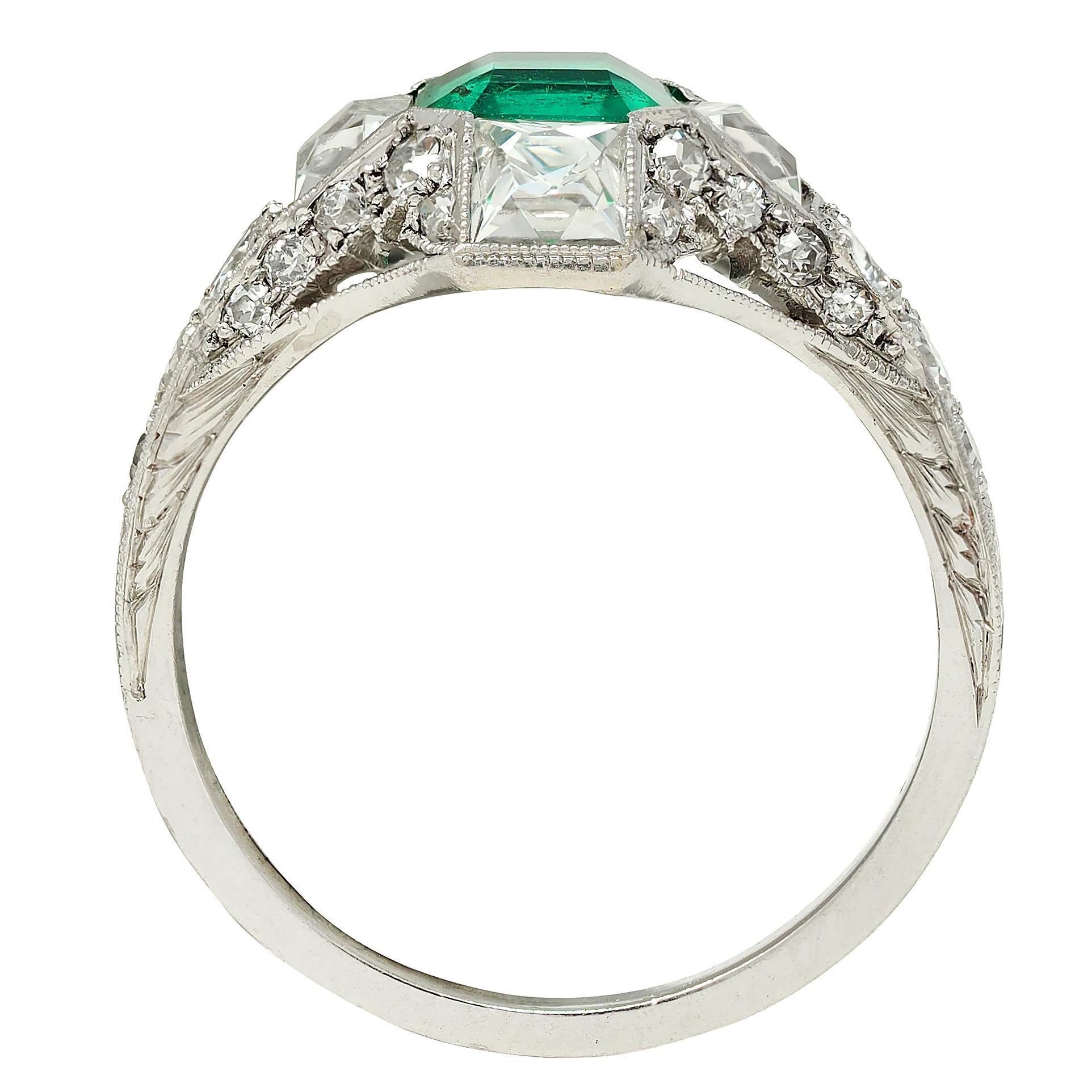 Tiffany & Co. Anello a tre punte in platino con diamante francese e smeraldo in stile Art Deco in vendita 3