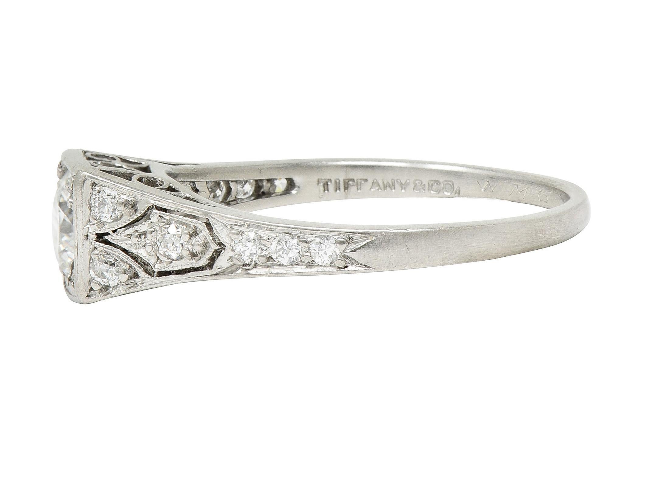 Tiffany & Co. Bague de fiançailles Art déco ancienne en platine avec diamants européens en forme de volutes en vente 1