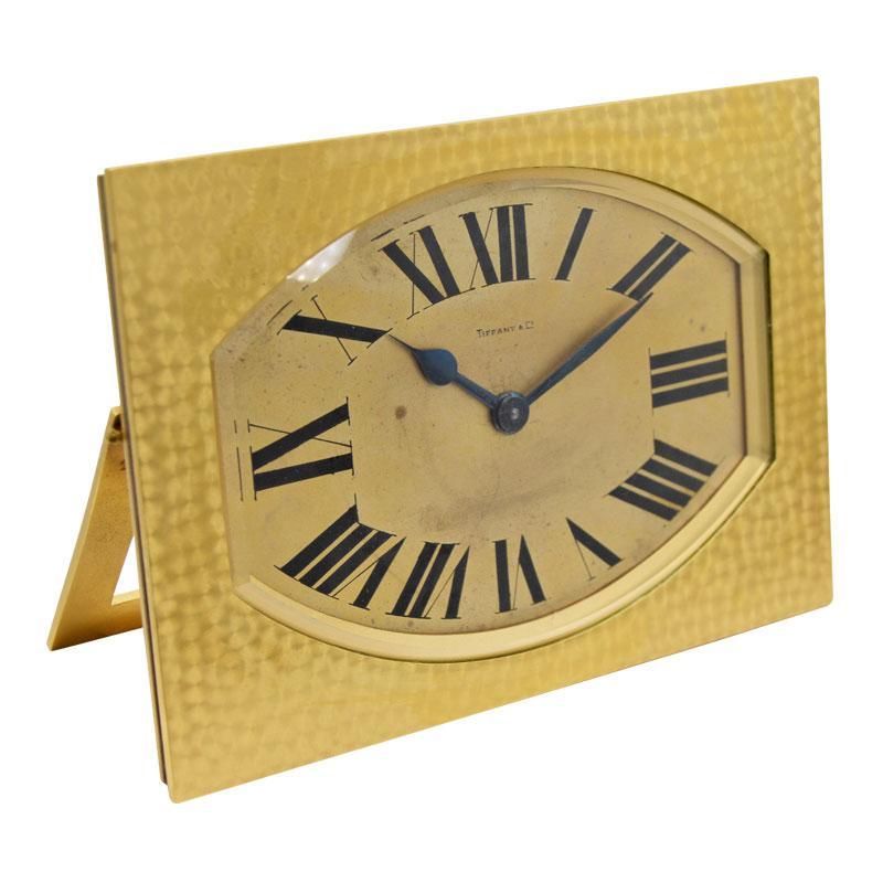 Tiffany & Co. Art Deco French Made Hammered Brass and Gilt Desk Clock, 1930s In Excellent Condition For Sale In Long Beach, CA
