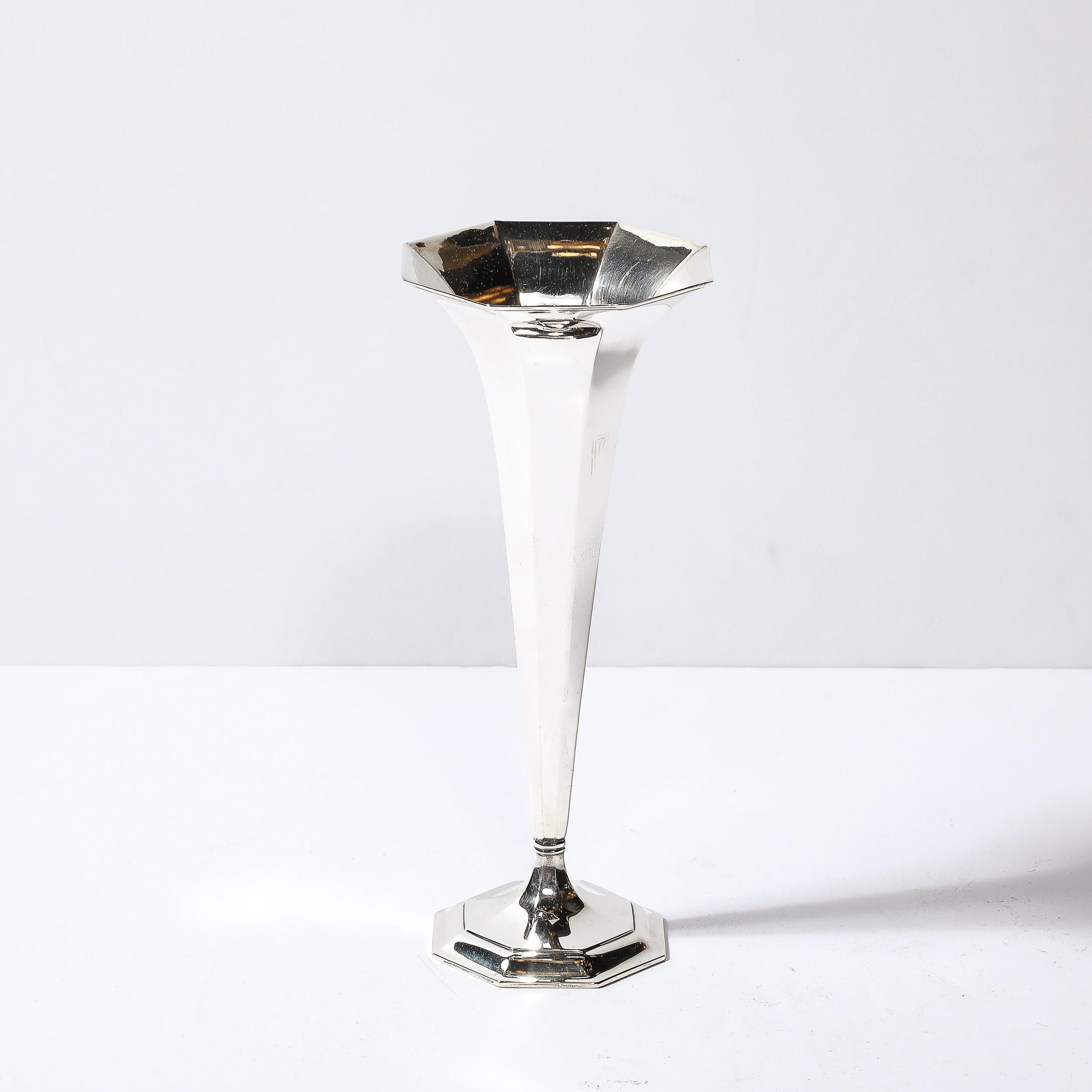 Esta llamativa pieza de Tiffany & Co. El Jarrón Trompeta Art Decó Octogonal de Plata de Ley procede de Estados Unidos, Circa 1930. Presenta una magnífica composición geométrica, la base octogonal y la boca del jarrón crean curvaturas dinámicas a