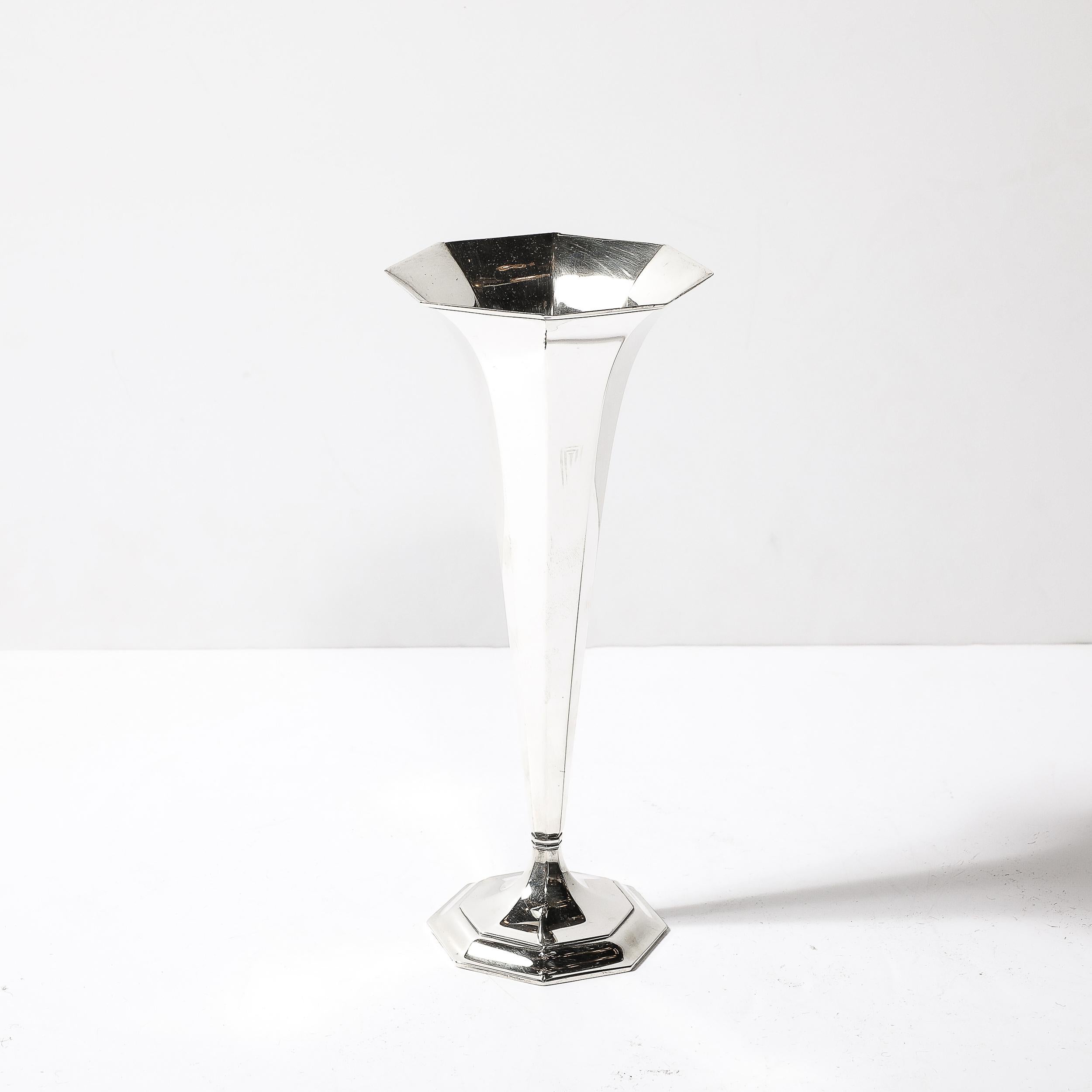 Tiffany & Co. Jarrón trompeta Art Déco octogonal de plata de ley Estadounidense en venta