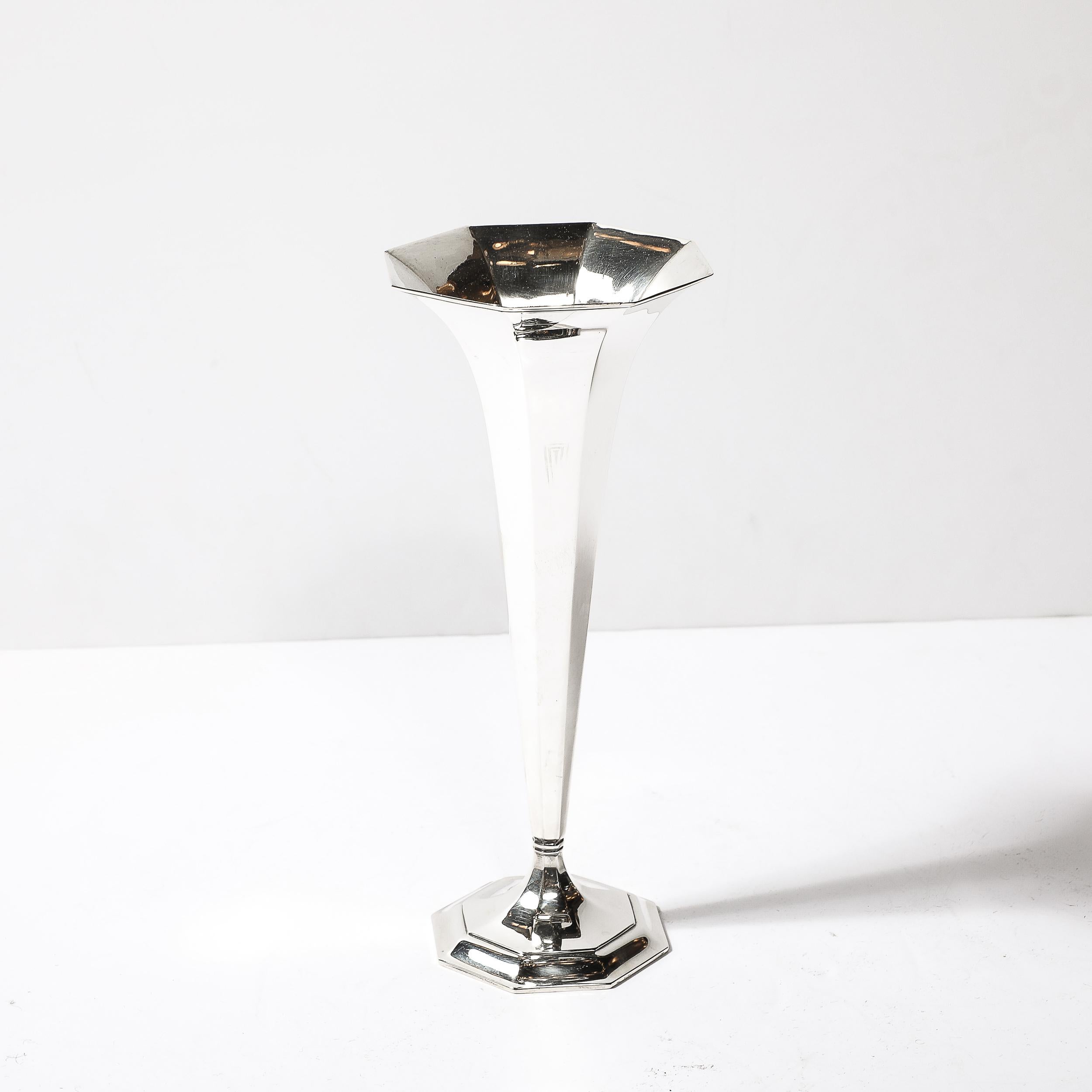 Tiffany & Co. Jarrón trompeta Art Déco octogonal de plata de ley mediados del siglo XX en venta