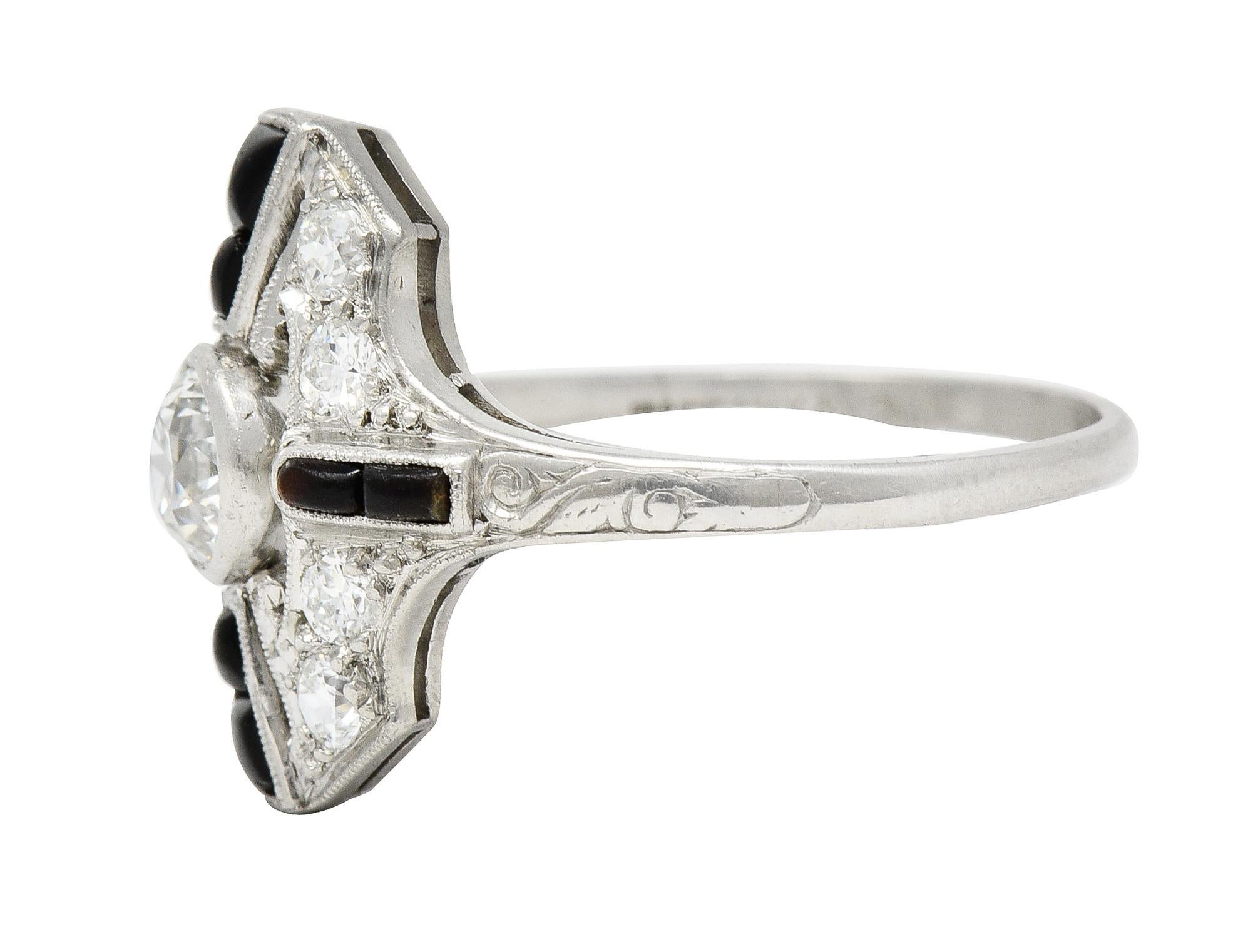 Tiffany & Co. Art Deco Schnörkelring aus Platin mit Diamanten im alteuropäischen Schliff und Onyxschliff (Art déco) im Angebot