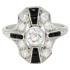 Tiffany & Co. Art Decó Antiguo Diamante de talla europea Ónice Anillo de platino con escudo en forma de voluta