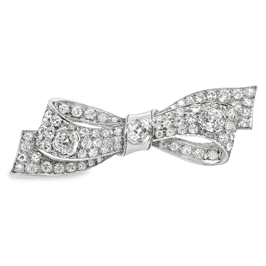 Un exquisito broche hecho a mano por el renombrado diseñador Tiffany & Co. de la época Art Déco. El broche está diseñado para representar un elegante lazo, con intrincados detalles. Presenta una elegante disposición de platino, que exhibe una