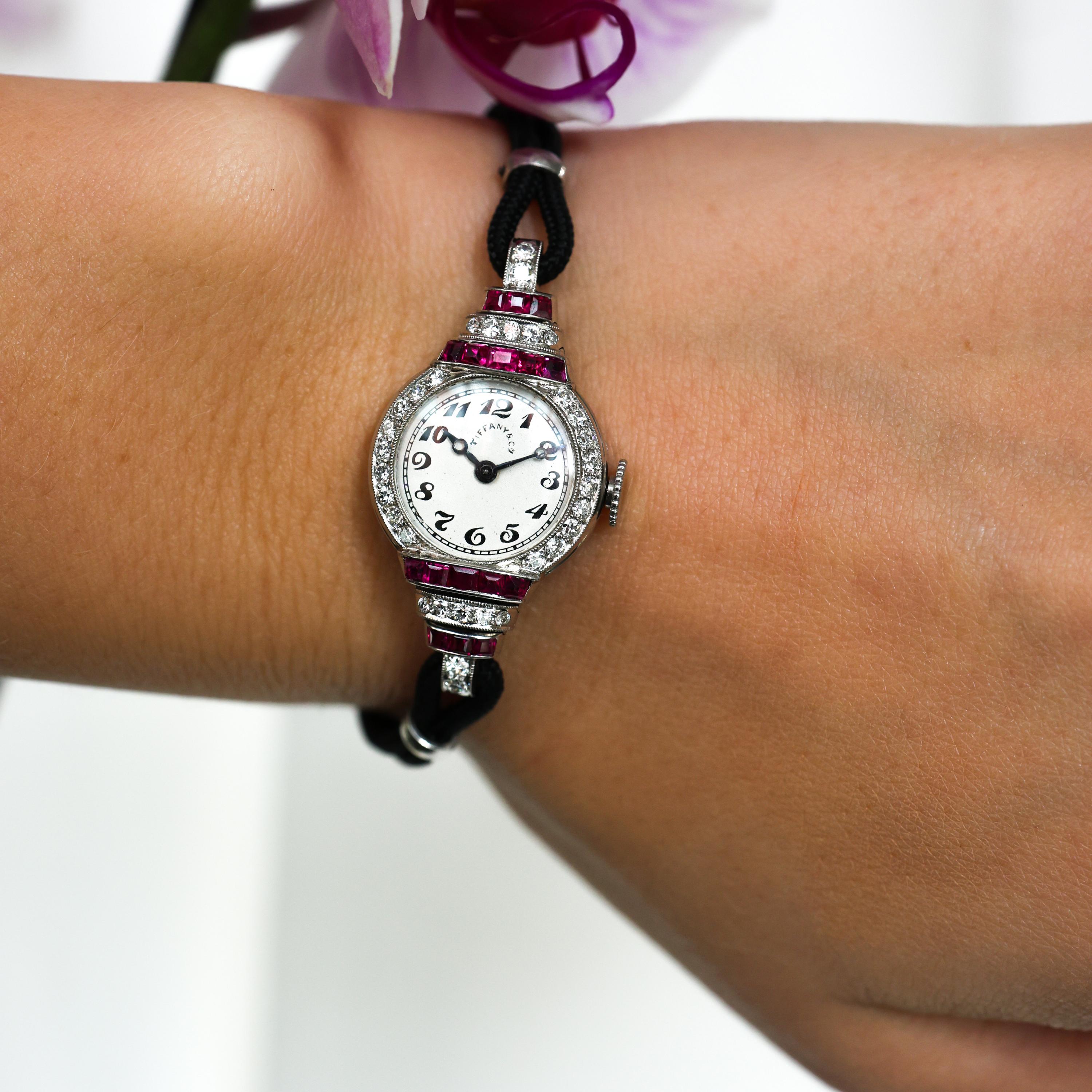 Tiffany & Co. Reloj de Cóctel Art Déco de Rubí, Diamantes y Platino con Doble Cordón Corte cuadrado en venta