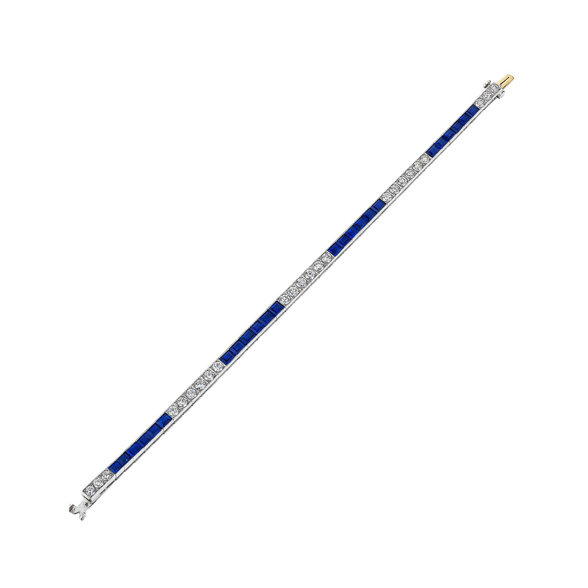 Berauschend.  Prächtige Saphire im Quadratschliff, elegant kombiniert mit feurigen runden Diamanten im Brillantschliff, machen diese Tiffany & Co. Art Deco Linie Armband absolut unwiderstehlich.  CIRCA 1930-38.  Signiert Tiffany & Co.  Platin.  Das