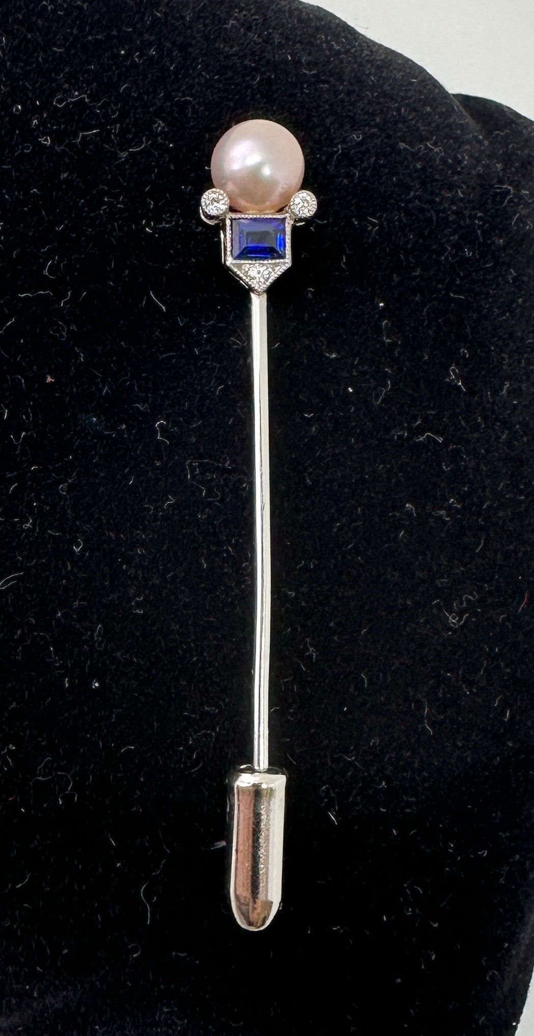 Voici un extraordinaire saphir Art Deco, perle de 7 mm, diamant de taille européenne ancienne, platine, Tiffany & Co. Broche en forme de bâton.  Il est très rare de trouver des bijoux Art déco Tiffany & Co. originaux et celui-ci est absolument