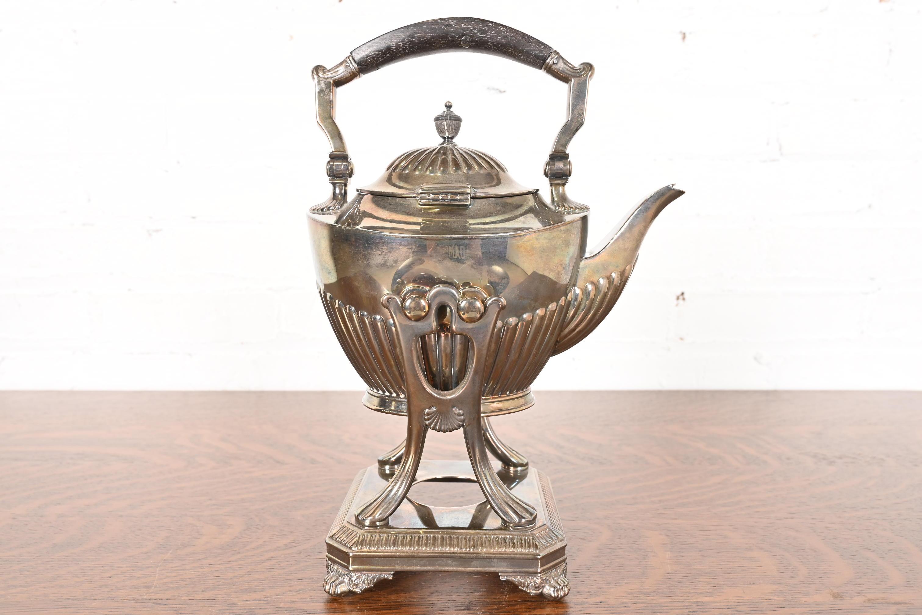 Eine prächtige antike Art Deco oder viktorianischen Silber gelötet Teekessel oder Kaffeekanne mit Kessel

Von Tiffany & Co.

USA, Ende des 19. Jahrhunderts

Maße: 8,75 