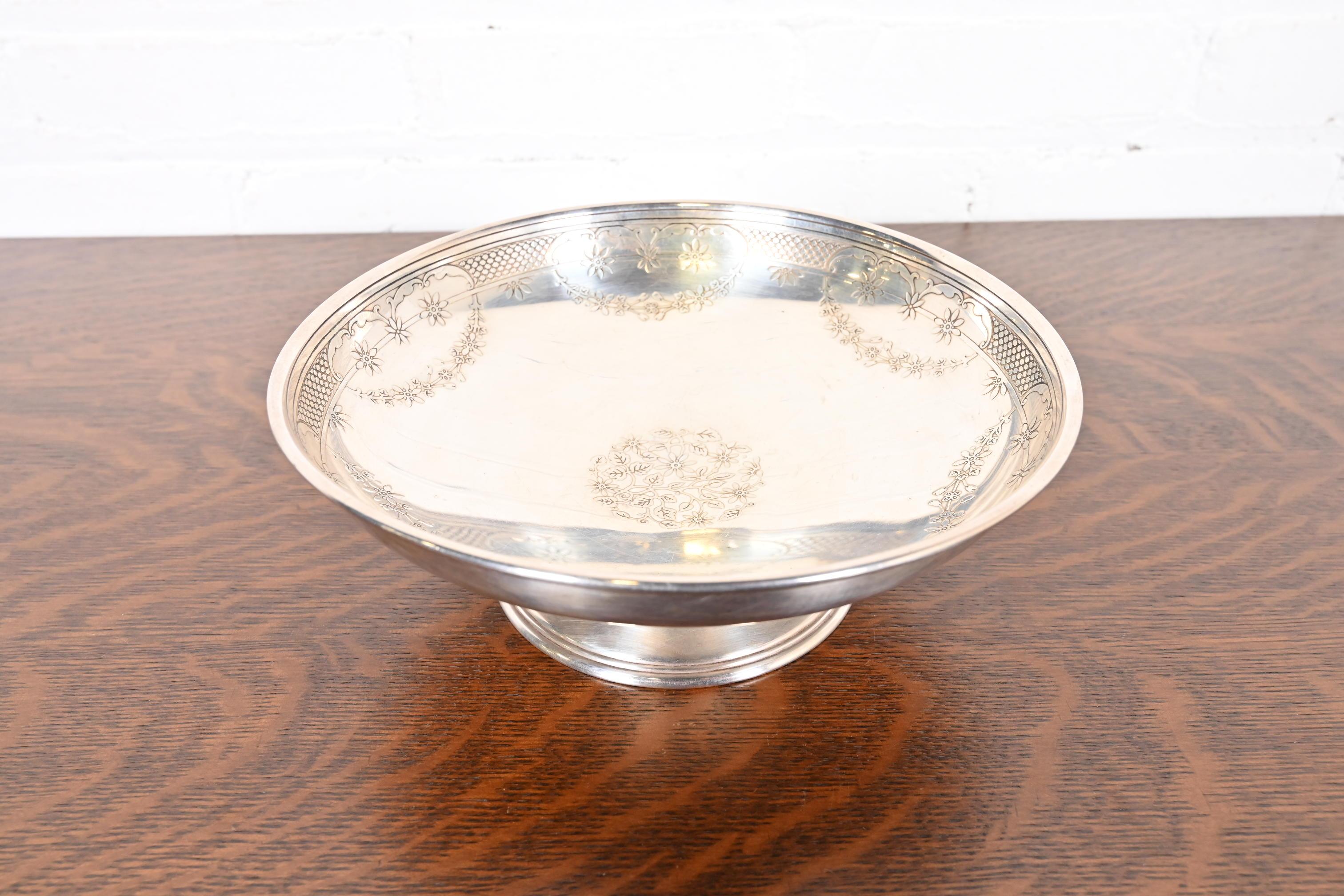 Una splendida ciotola con piede in argento sterling di epoca Art Deco o un piatto per composte

Di Tiffany & Co. (firmato sul lato inferiore)

Stati Uniti, circa inizio XX secolo

Misure: 8,88