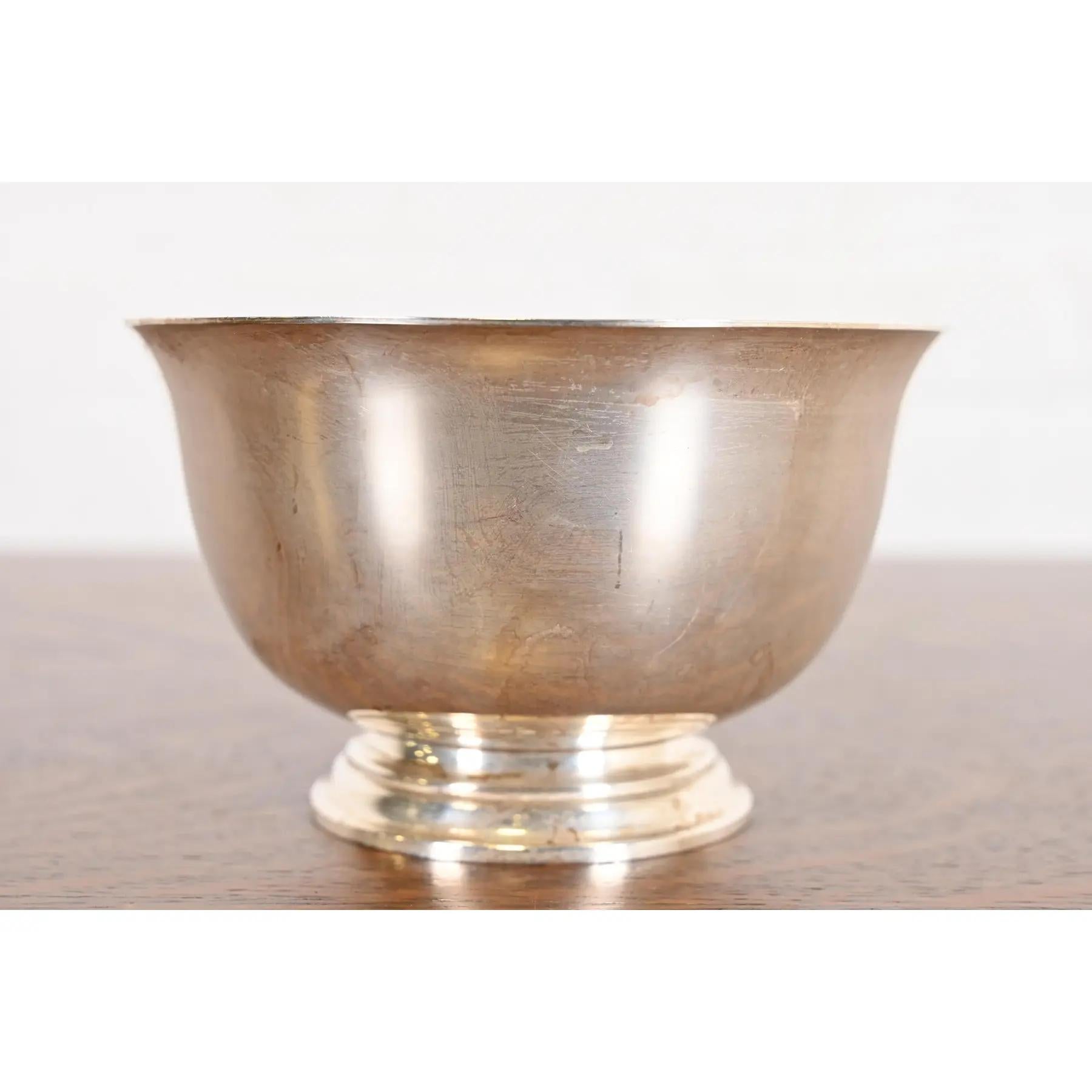 A gorgeous vintage Art Deco style sterling silver footed bowl or compote dish

By Tiffany & Co. (signed to the underside)

USA, Mid-20th Century

Measures: 5
