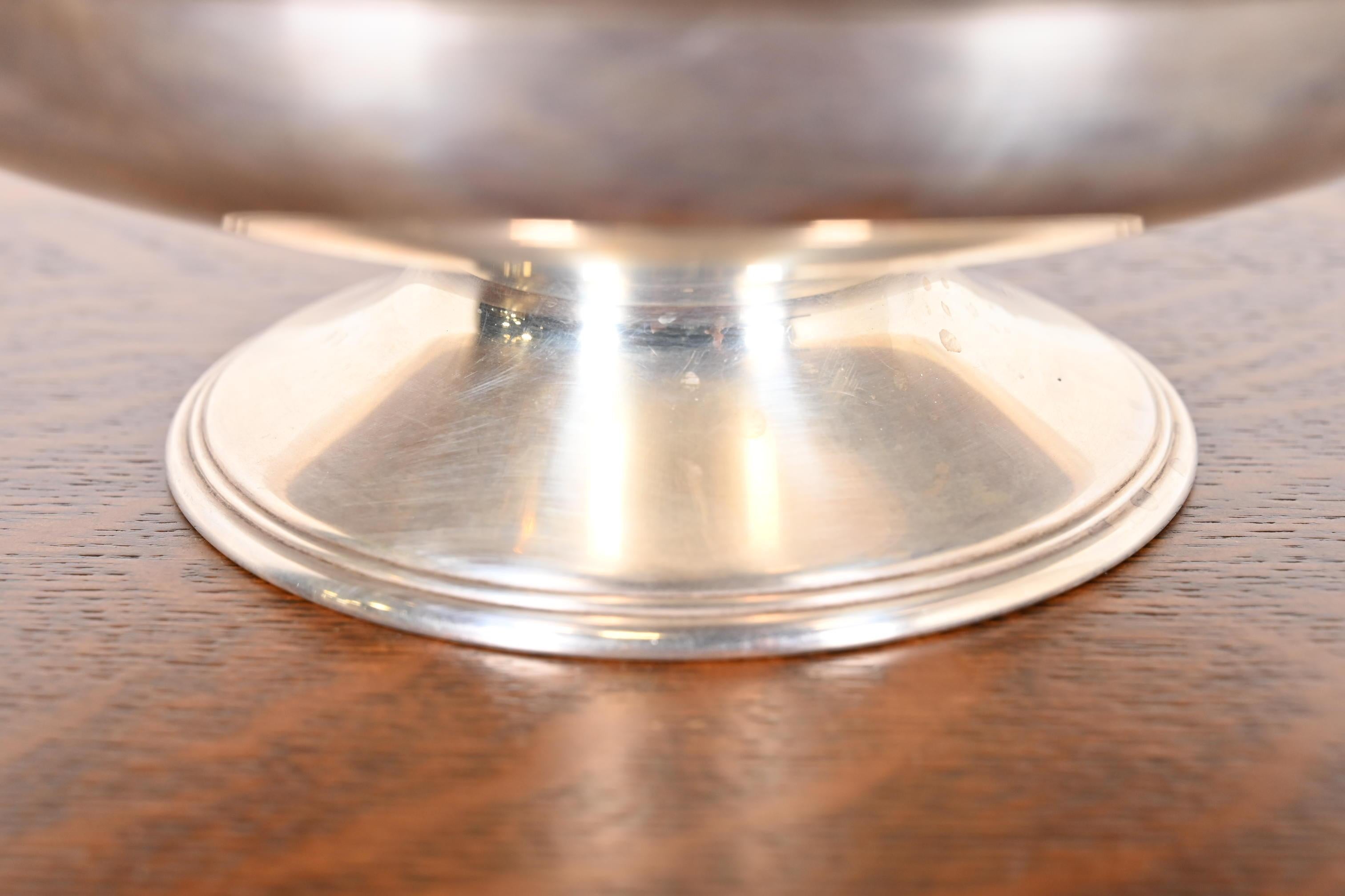 Americano Tiffany & Co. Ciotola con piede o piatto da portata in argento Sterling Art Deco in vendita