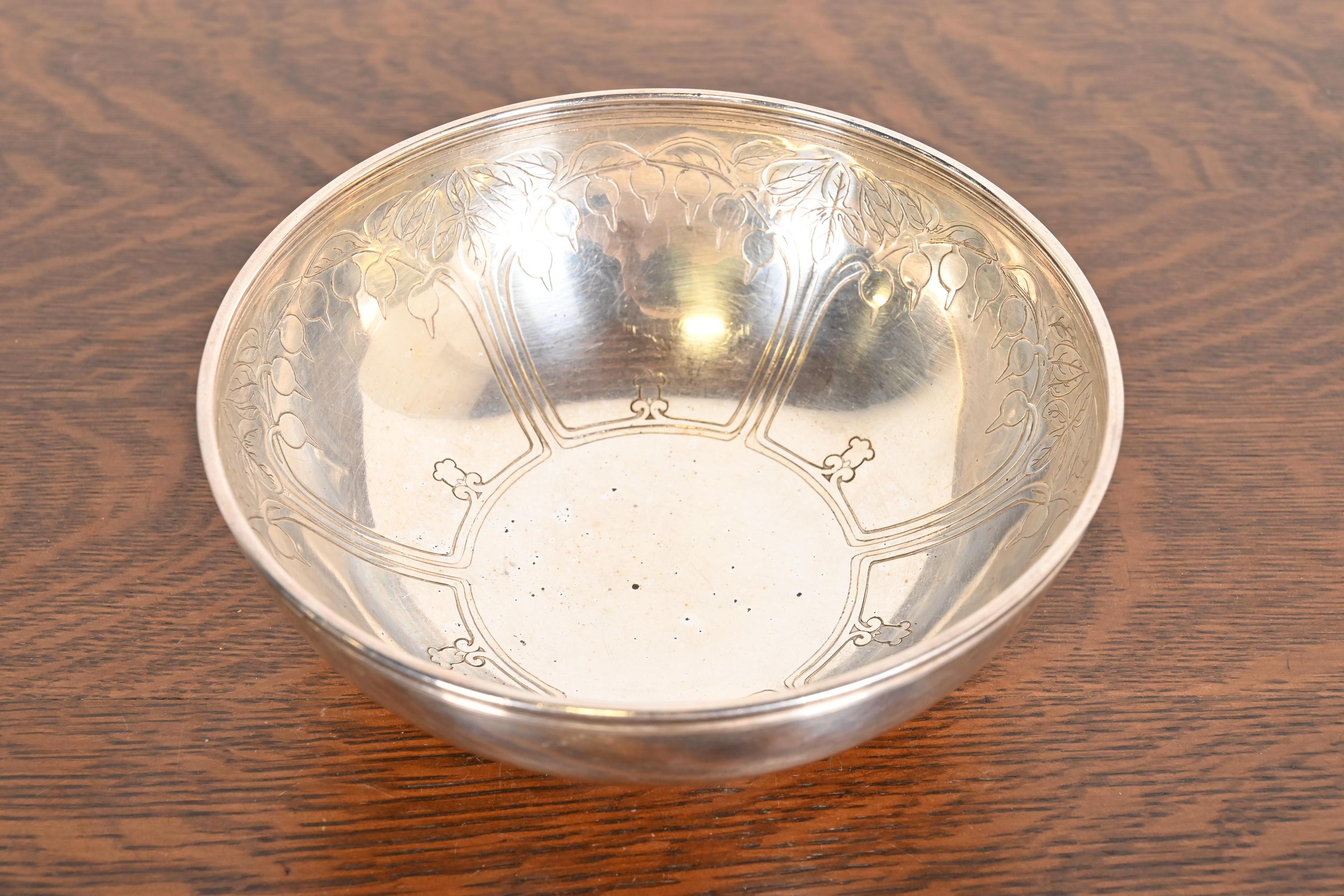 Precioso frutero o centro de mesa antiguo de plata de ley de estilo Arts & Crafts o Art Déco

Por Tiffany & Co. (firmado en la parte inferior)

EE.UU., principios del siglo XX

Medidas: 8,13