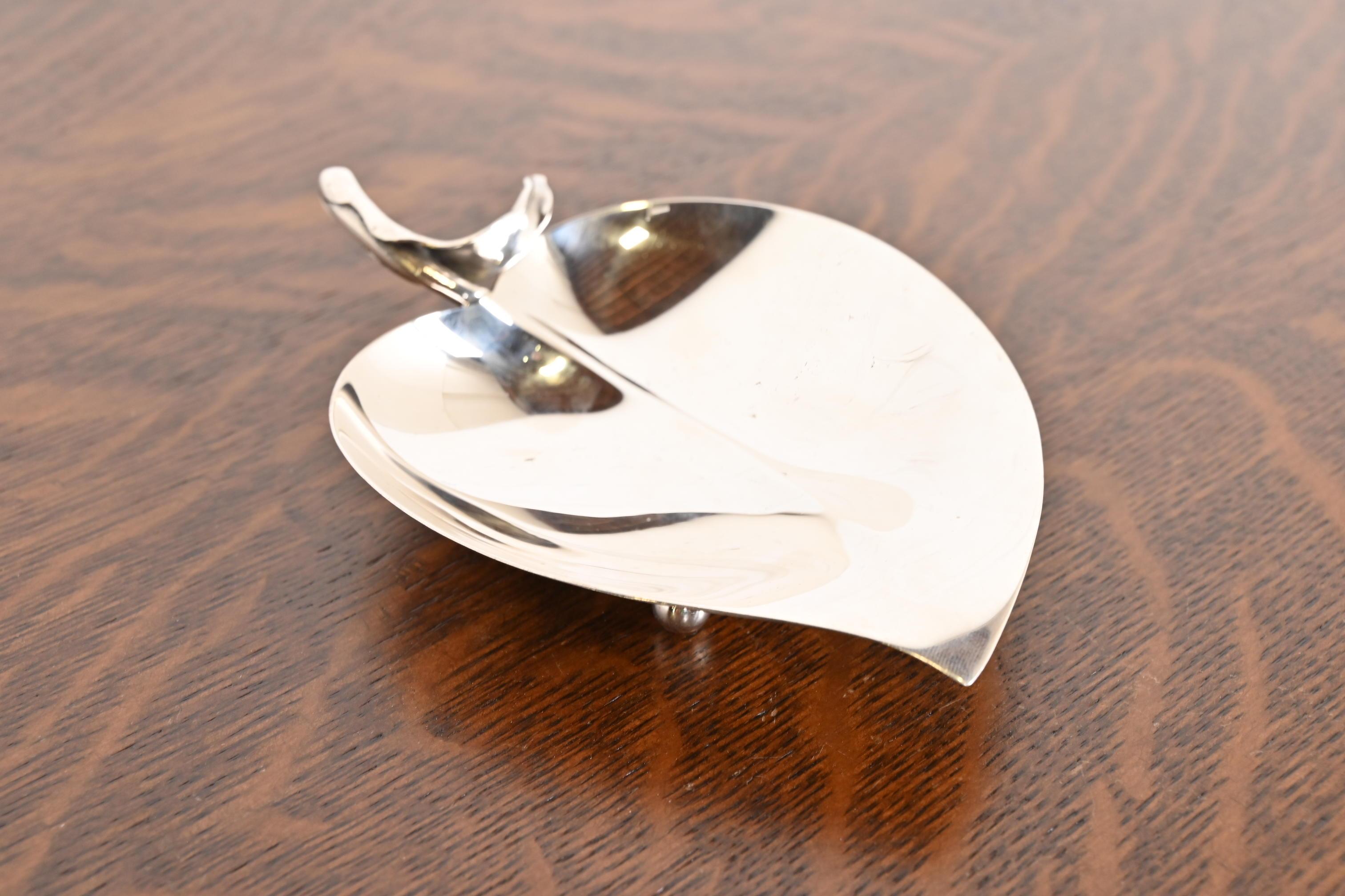 Preciosa bandeja o joyero en forma de hoja de plata de ley de estilo Art Déco

Por Tiffany & Co. (firmado en la parte inferior)

EEUU, Siglo XX

Medidas: 6,13