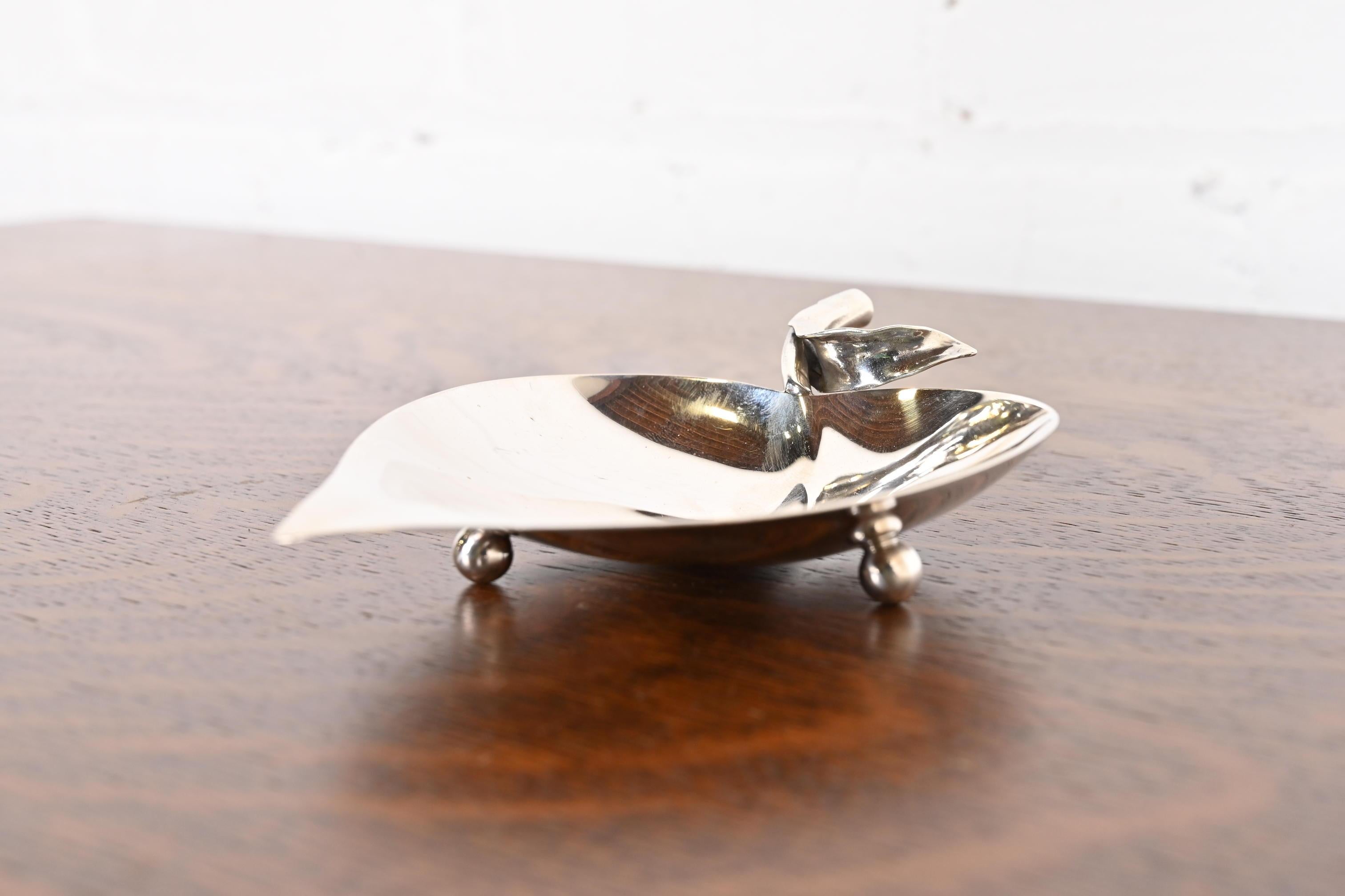 Tiffany & Co. Bandeja de plata de ley con forma de hoja Art Déco Art Decó en venta