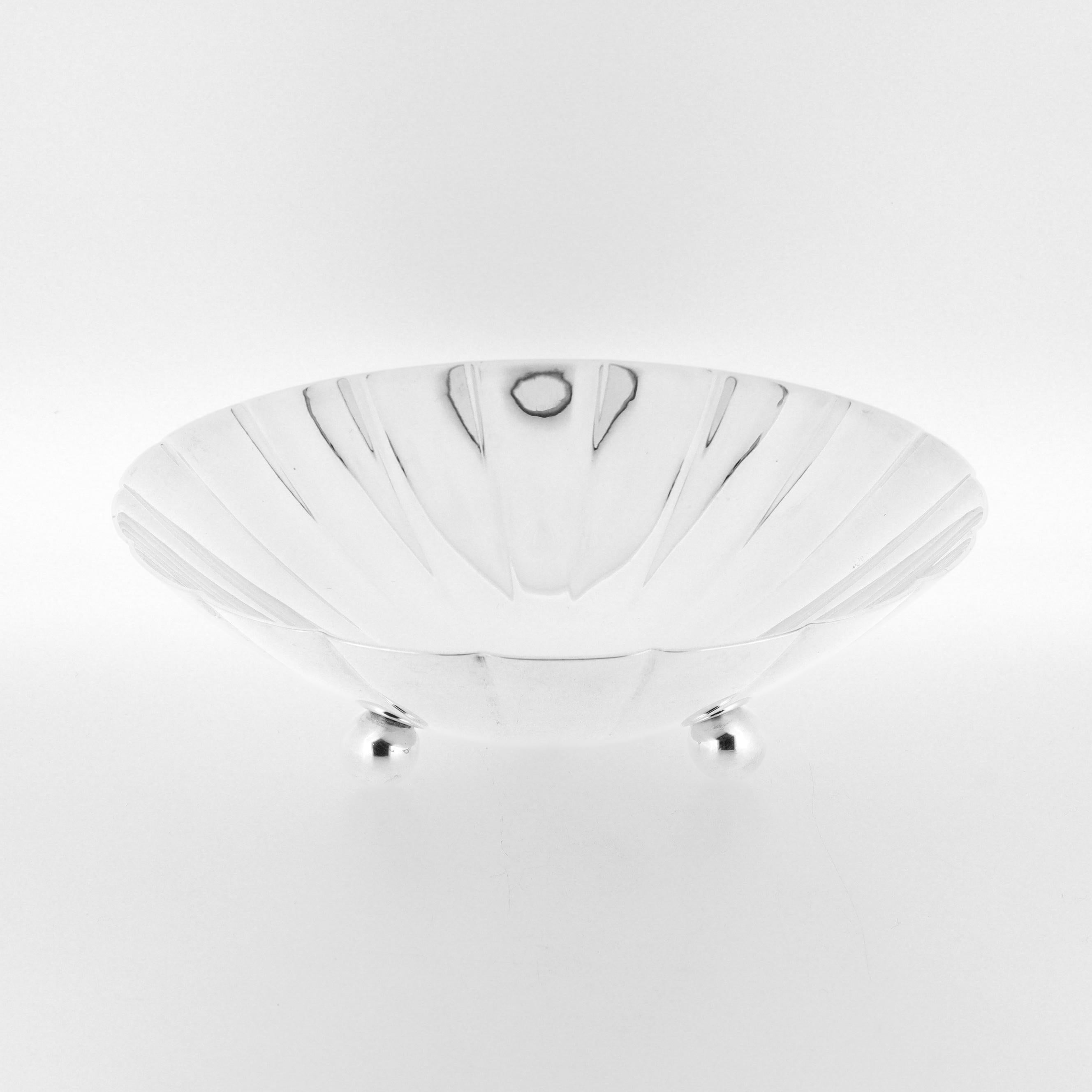 Art Déco Tiffany & Co. Ciotola smerlata in argento Sterling Art Deco con piedini a sfera in vendita