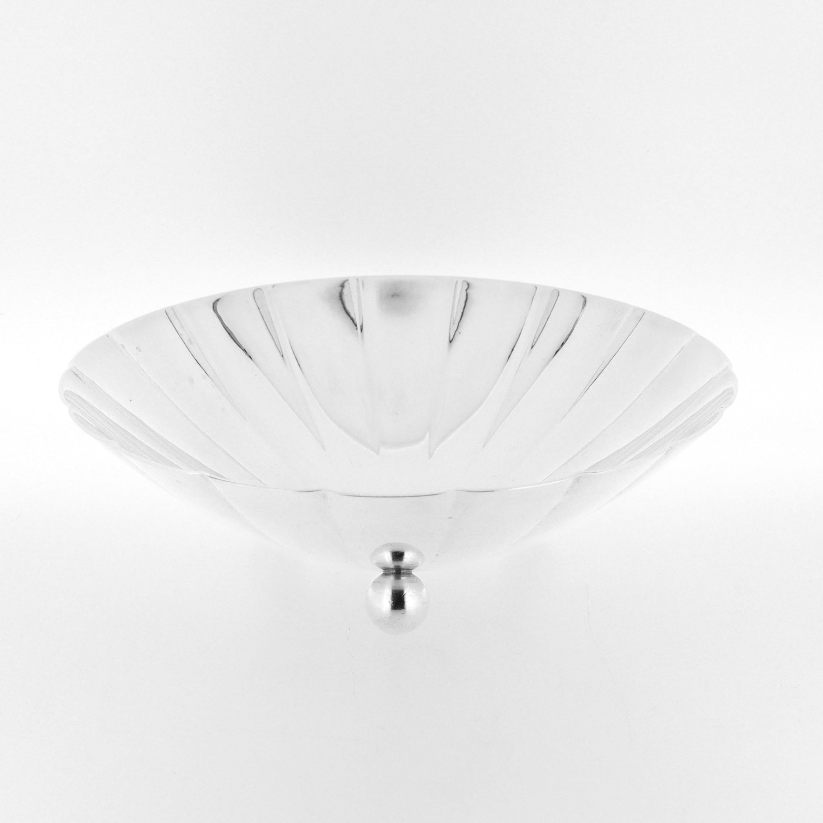 XX secolo Tiffany & Co. Ciotola smerlata in argento Sterling Art Deco con piedini a sfera in vendita