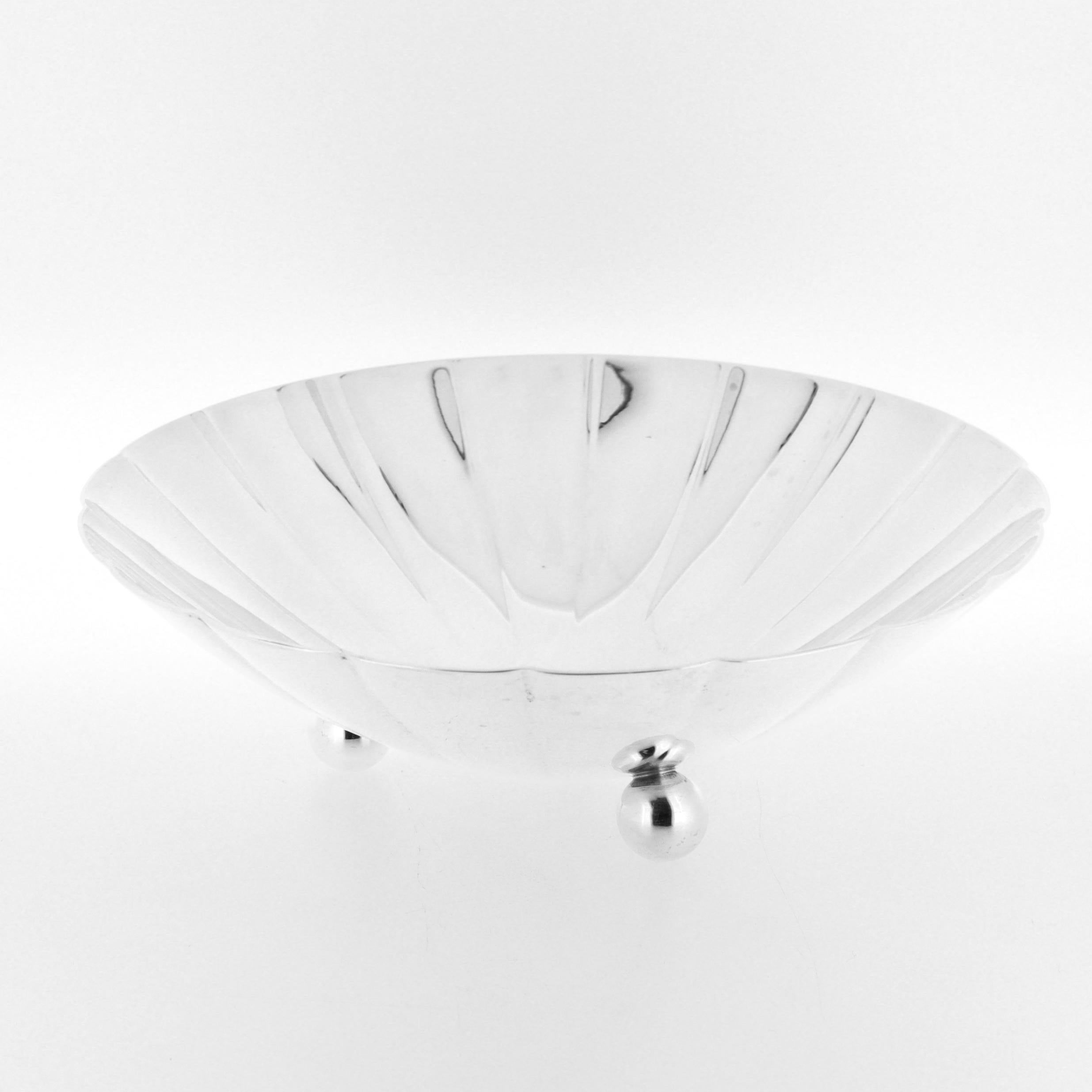 Argento 925 Tiffany & Co. Ciotola smerlata in argento Sterling Art Deco con piedini a sfera in vendita