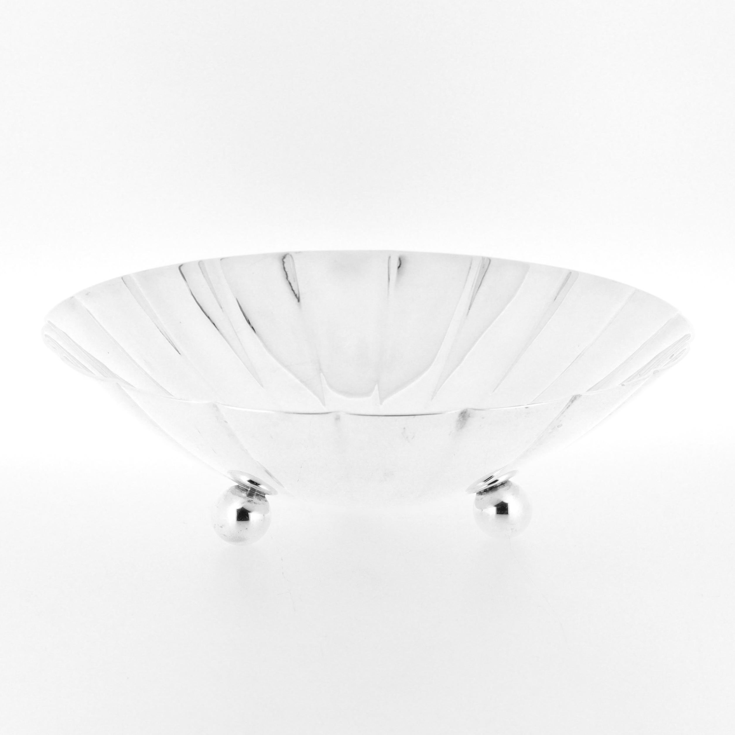 Tiffany & Co. Ciotola smerlata in argento Sterling Art Deco con piedini a sfera in vendita 1