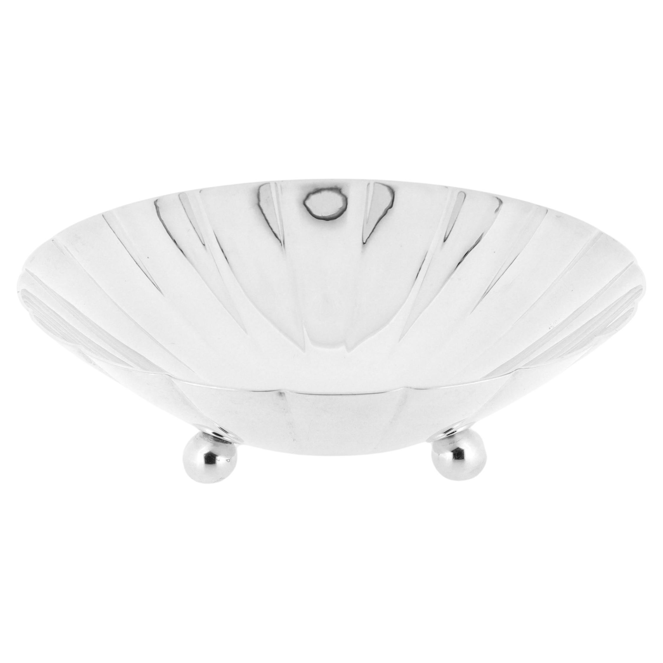 Tiffany & Co. Ciotola smerlata in argento Sterling Art Deco con piedini a sfera in vendita