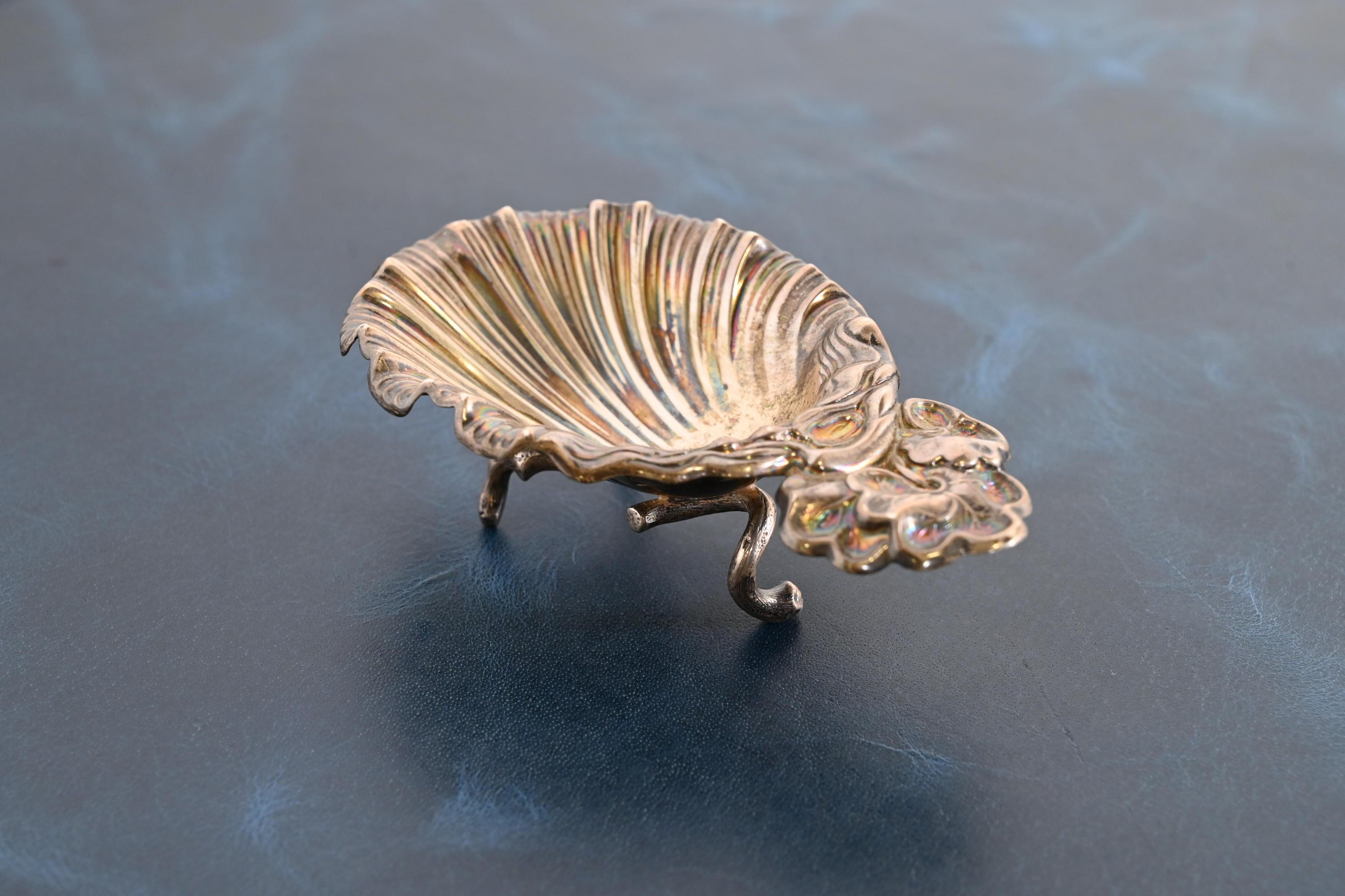 A gorgeous antique Art Deco sterling silver shell and coral form catchall tray

By Tiffany & Co. (signed to the underside)

USA, Circa Early 20th Century

Measures: 2.75