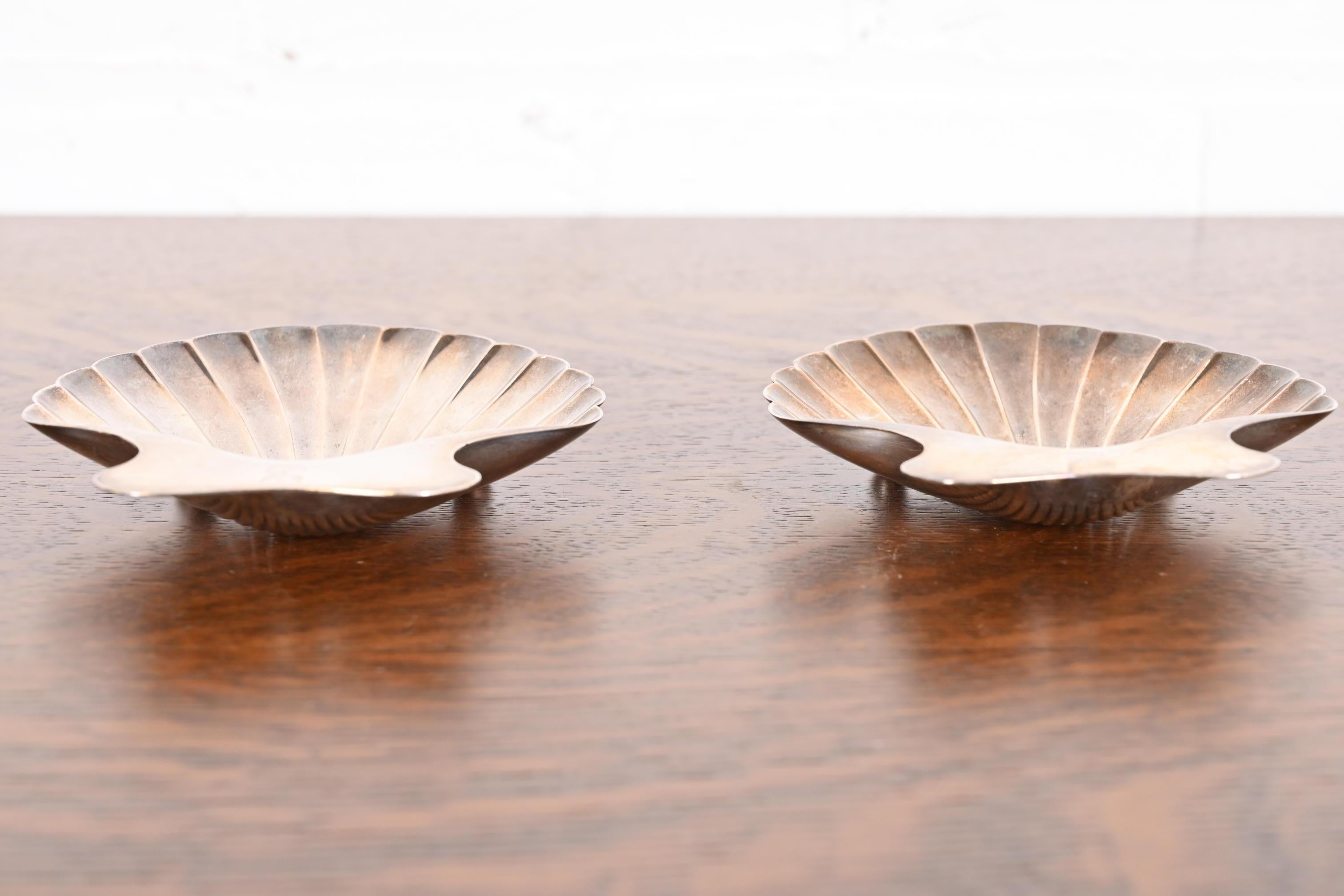 Americano Tiffany & Co. Vassoi portaoggetti a forma di conchiglia in argento sterling Art Deco, coppia in vendita