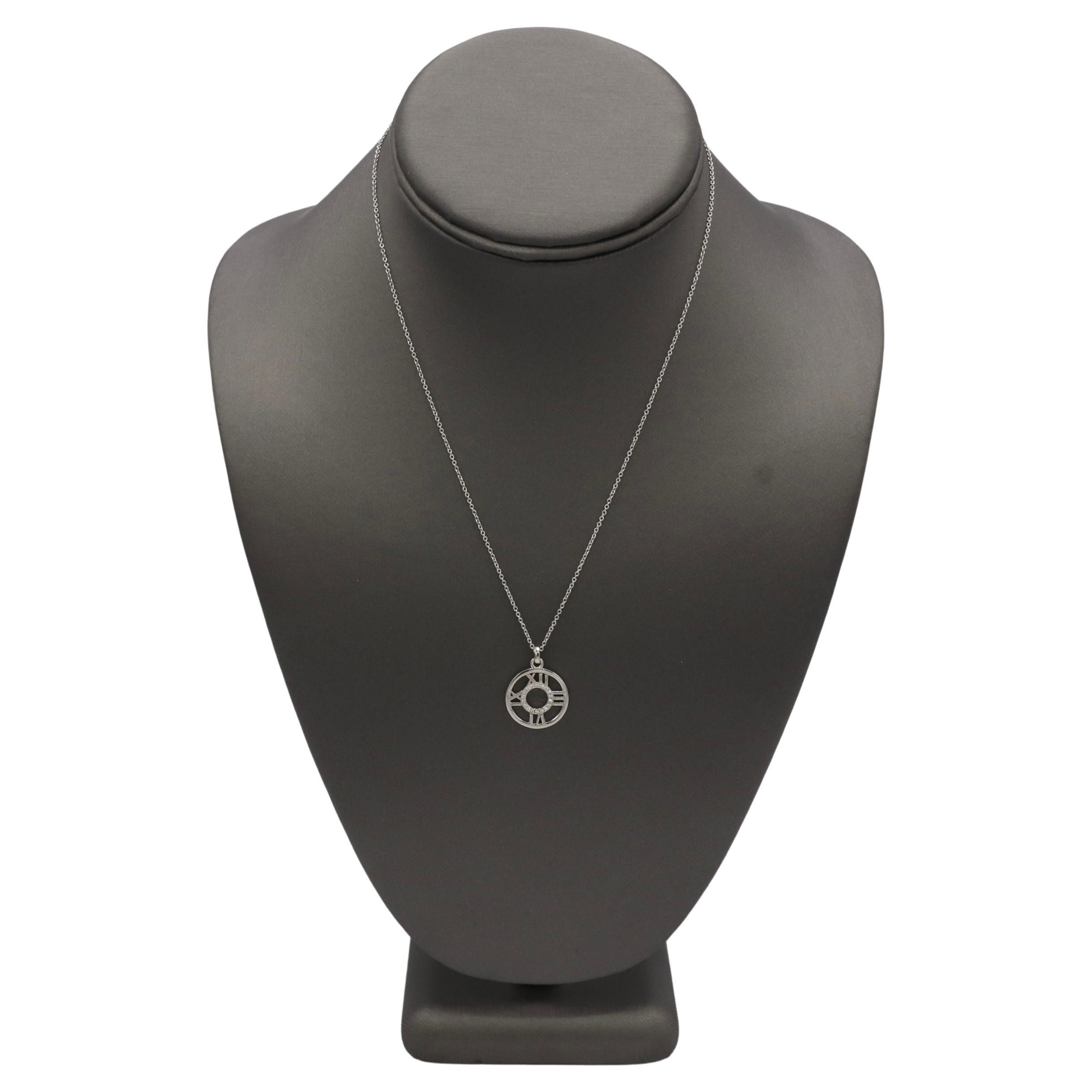 Tiffany & Co. Collana Atlas con ciondolo a forma di cerchio con diamanti naturali in oro bianco 18 carati
Metallo: oro bianco 18 carati
Peso: 3.72 grammi
Ciondolo: 16,5 mm
Catena: 16 pollici
Firmato: ©Tiffany & Co. Au950 ITALIA
Diamanti: Circa .10