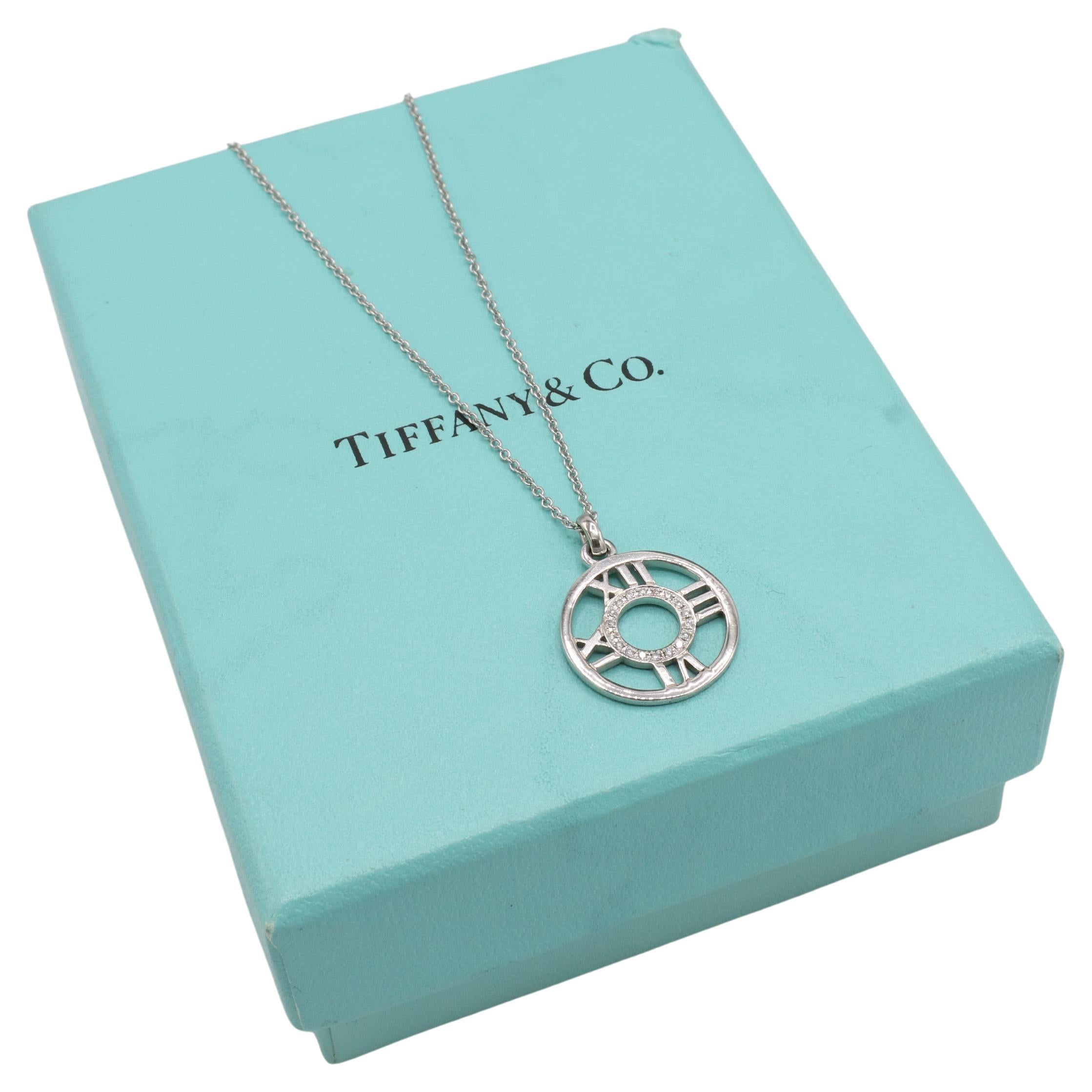 Moderno Tiffany & Co. Collana Atlas con ciondolo a forma di cerchio con diamanti naturali in oro bianco 18 carati in vendita