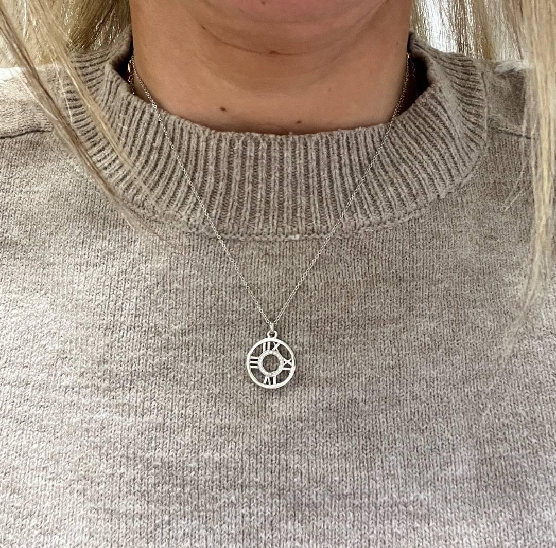 Taglio rotondo Tiffany & Co. Collana Atlas con ciondolo a forma di cerchio con diamanti naturali in oro bianco 18 carati in vendita