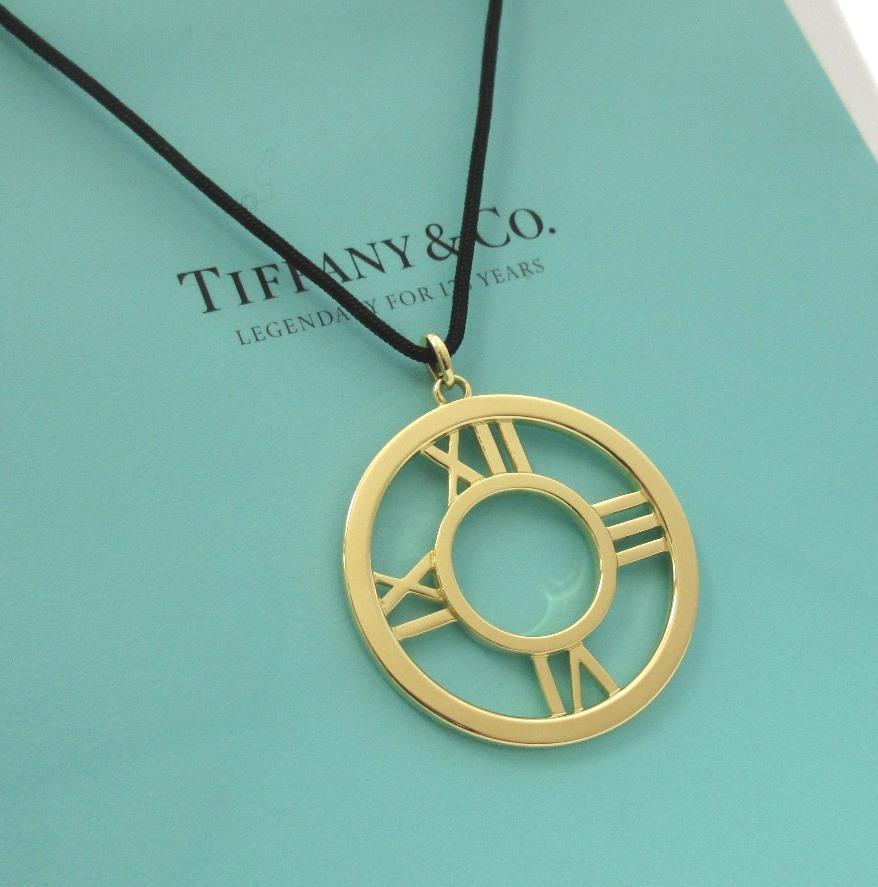 TIFFANY & Co. Atlas 18K Gold 35mm Circle Pendant Necklace Large
  
 Metal: 18K Gold
 Gold weight: 12.40 grams
 Pendant: 35mm(1.38
