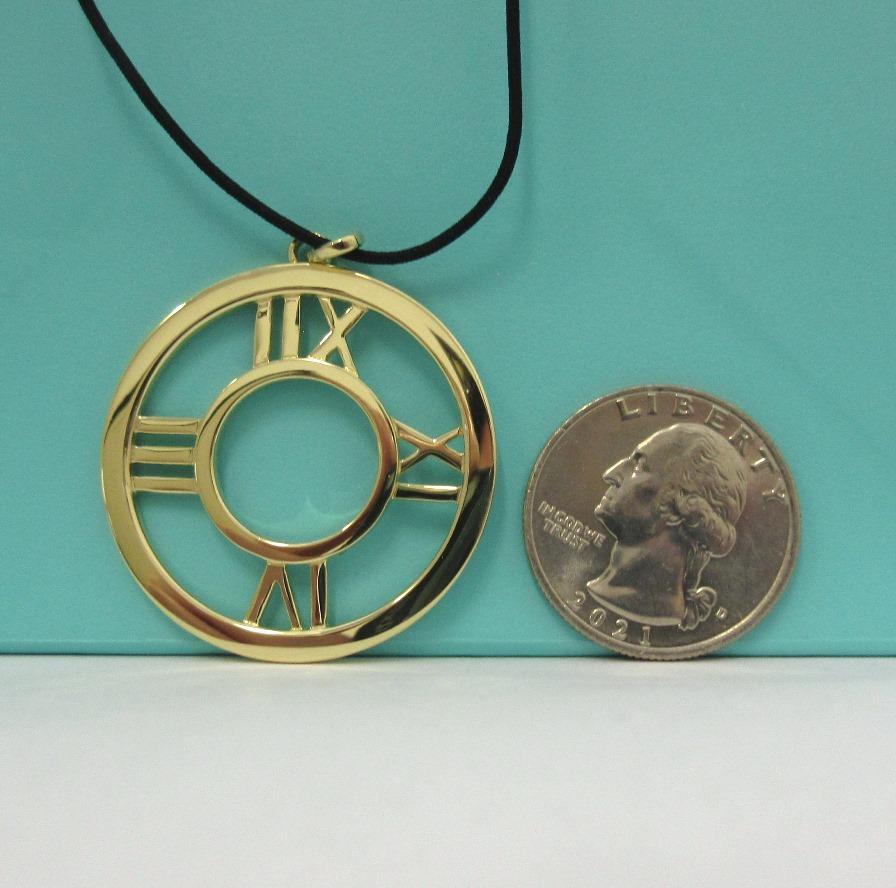 TIFFANY & Co. Atlas 18K Gold 35mm Circle Pendant Necklace Large In Excellent Condition In Los Angeles, CA