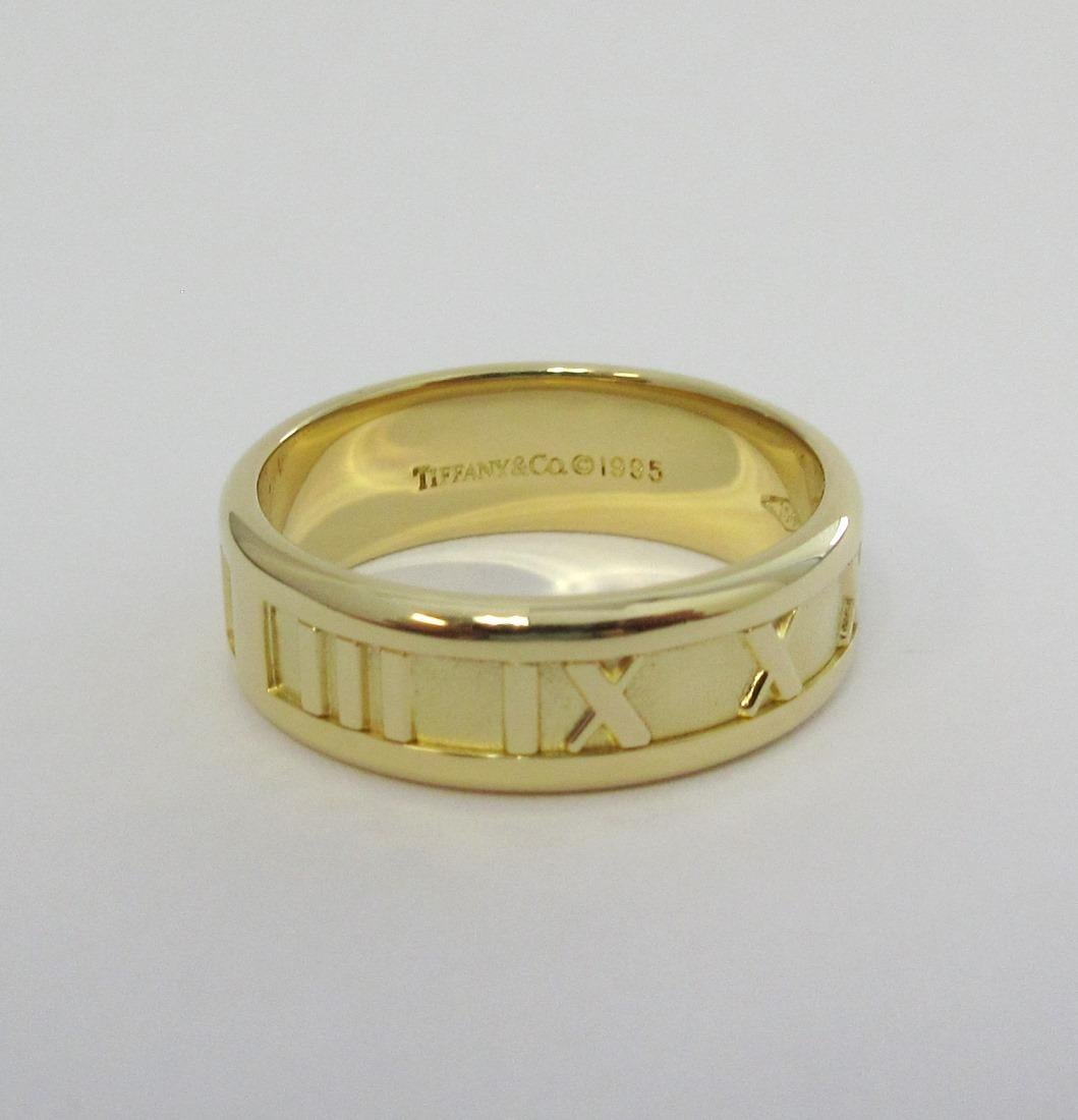 TIFFANY & Co. Anillo numérico Atlas de oro de 18 quilates de 7 mm de ancho 9 en Excelente estado para la venta en Los Angeles, CA