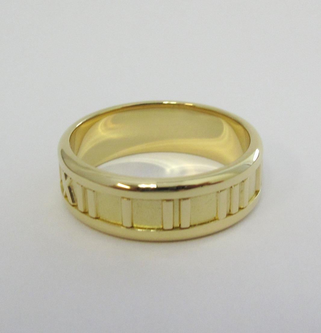 TIFFANY & Co. Anillo numérico Atlas de oro de 18 quilates de 7 mm de ancho 9 en venta 1