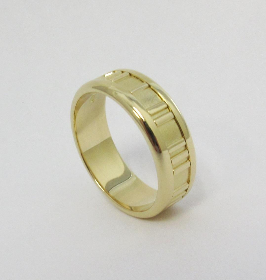 TIFFANY & Co. Anillo numérico Atlas de oro de 18 quilates de 7 mm de ancho 9 en venta 2