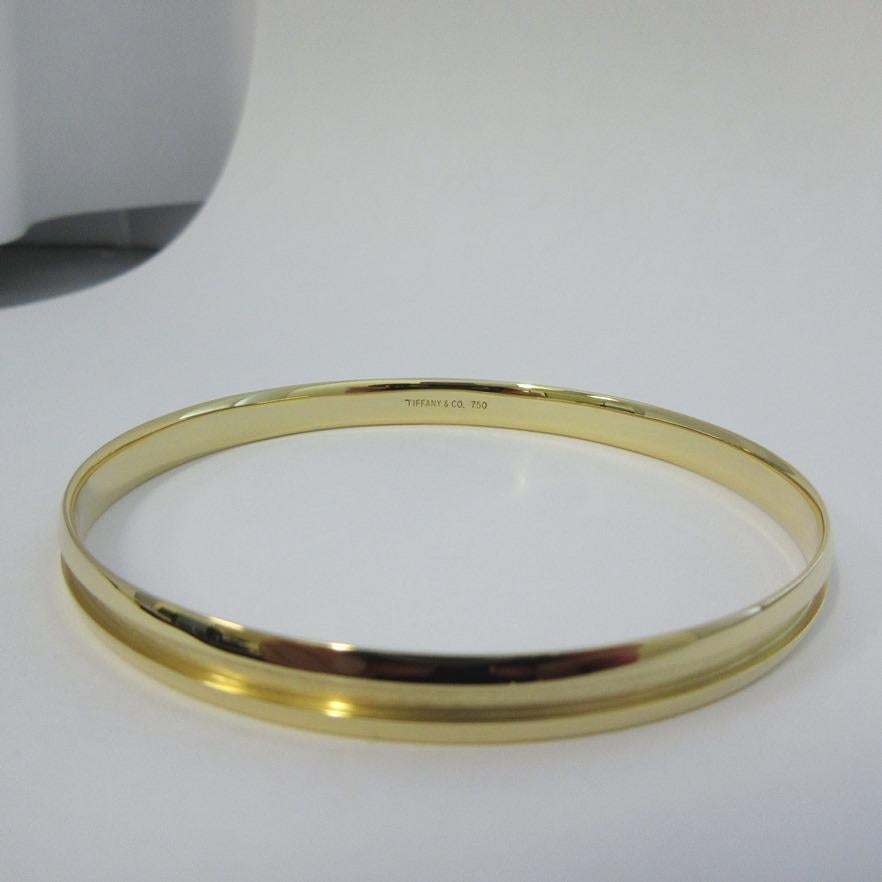 TIFFANY & Co. Atlas 18K Gold Groove Bangle Bracelet In Excellent Condition For Sale In Los Angeles, CA
