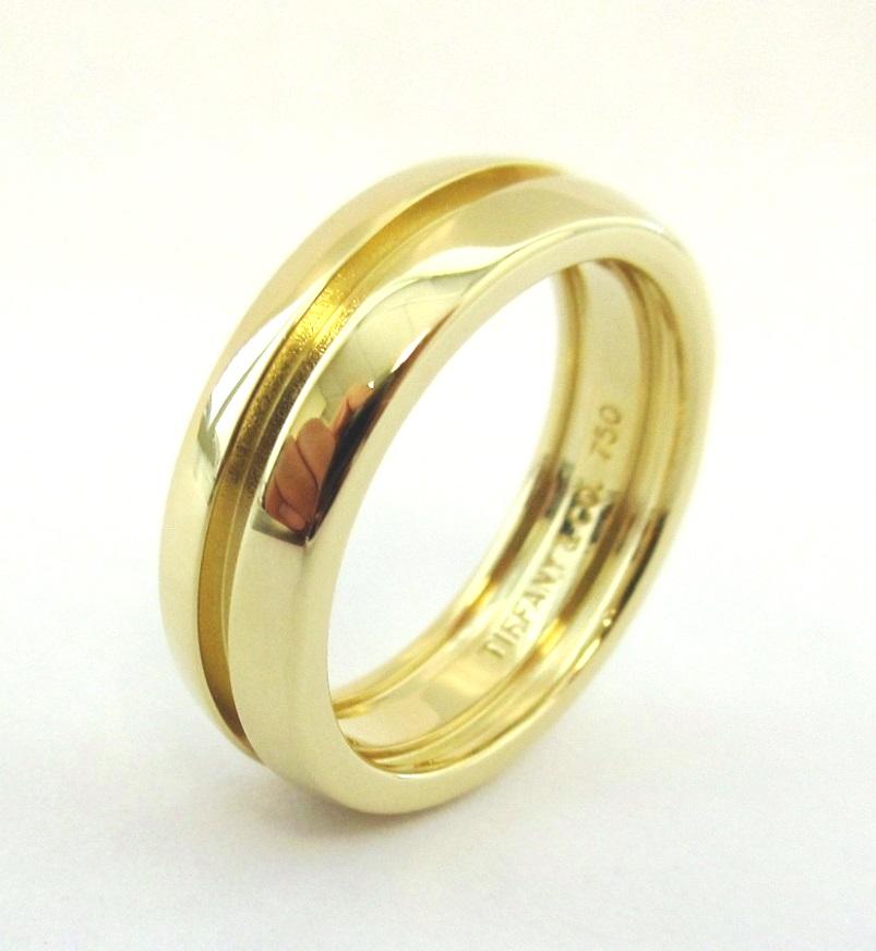 TIFFANY & Co. Anillo Atlas de oro de 18 quilates con ranura 6,5

Metal: Oro amarillo de 18 quilates
Tamaño: 6,5 
Ancho de banda: 6 mm
Peso: 8.10 gramos
Sello: TIFFANY&CO. 750
Estado: Excelente estado, como nuevo

Edición limitada, ya no está a la