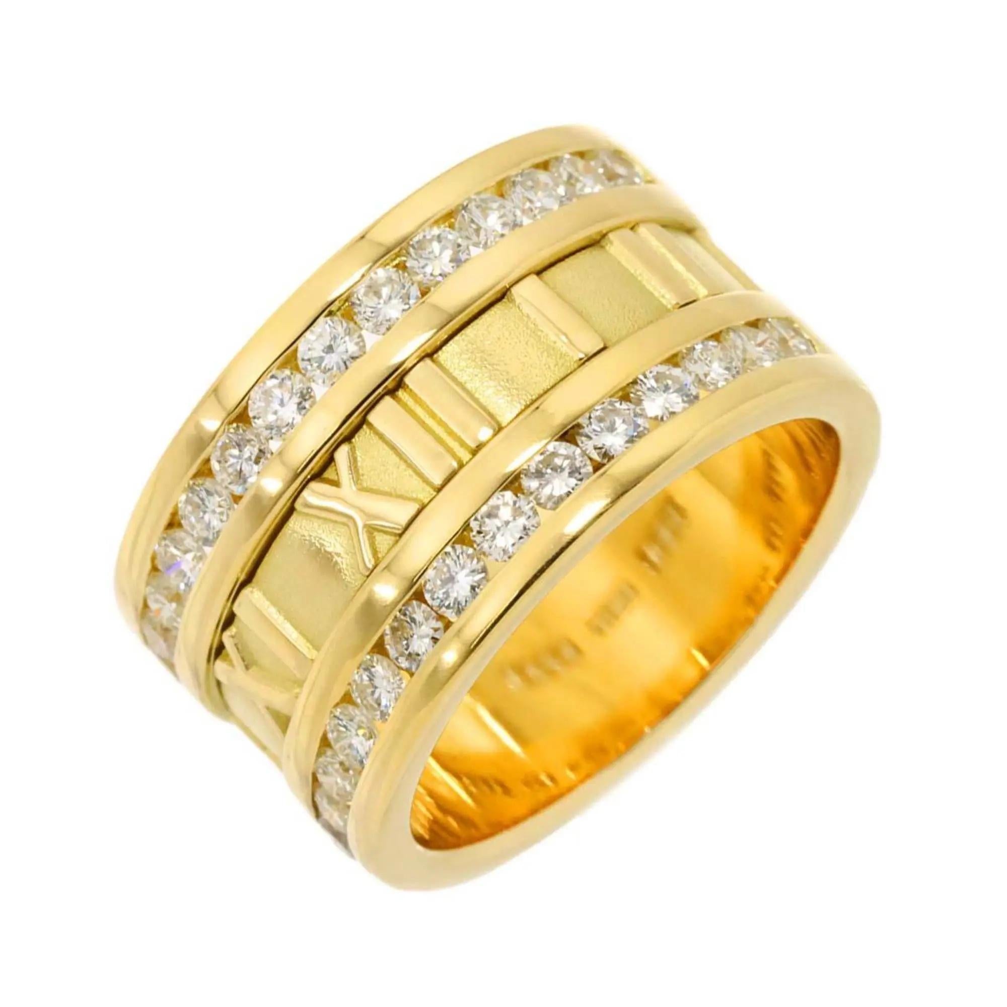 TIFFANY & Co. Anello Atlas in oro 18K con diamante a metà cerchio da 12 mm 6,5
 
Metallo: Oro giallo 18 carati 
Dimensione: 6.5 
Larghezza della banda: 12 mm
Peso: 17,20 grammi
Diamante: 26 diamanti tondi brillanti, peso totale di 0,80 carati circa.