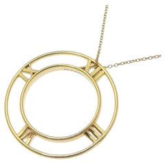 TIFFANY & CO. Atlas Collier pendentif médaillon ouvert en or 18K Large