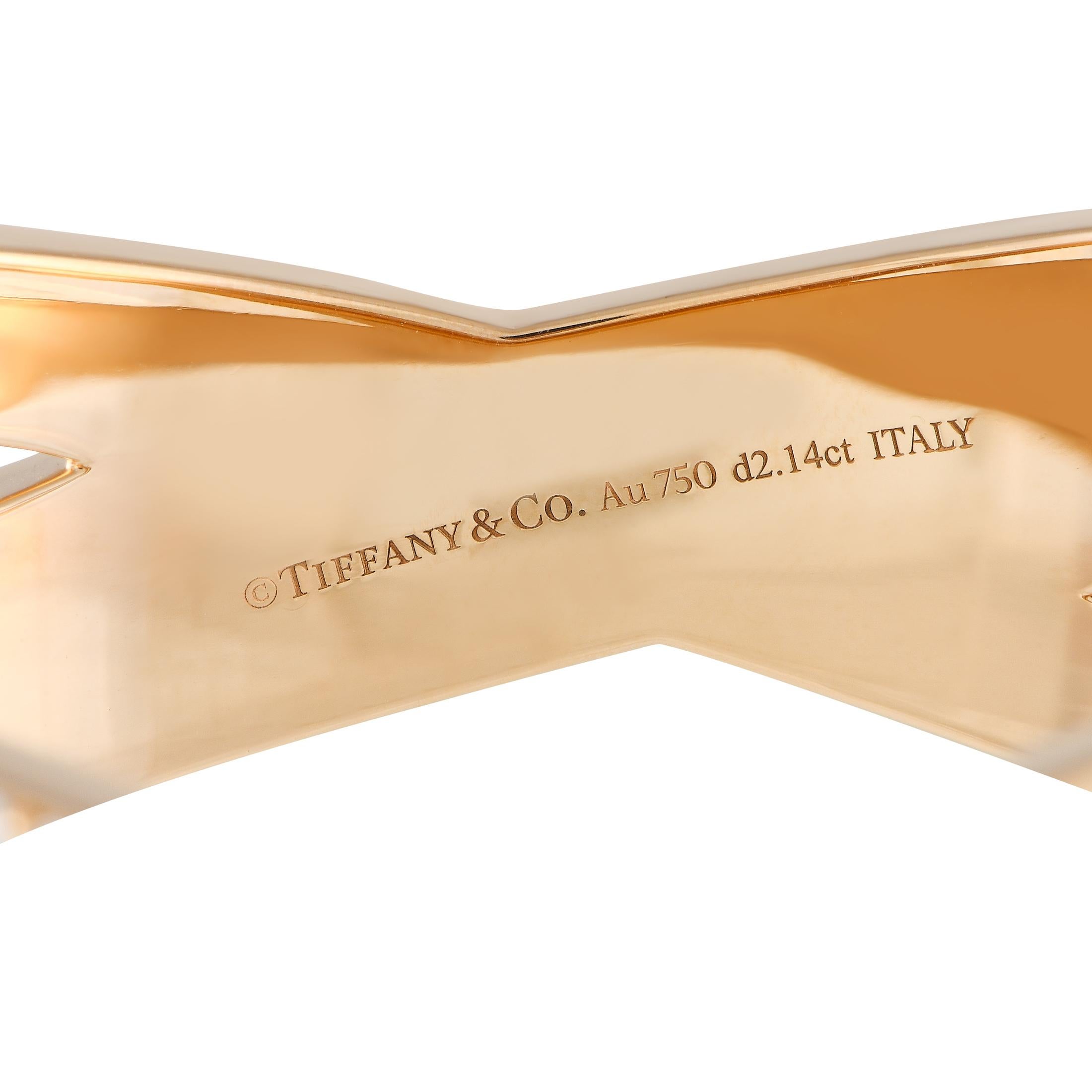 With a bold and beautiful X design, this Tiffany & Co. Atlas X Wide Bangle showcases edgy elegance at its best. It is crafted in 18K rose gold and decorated with round brilliant diamonds. The refined simplicity of this bangle allows easy stacking,