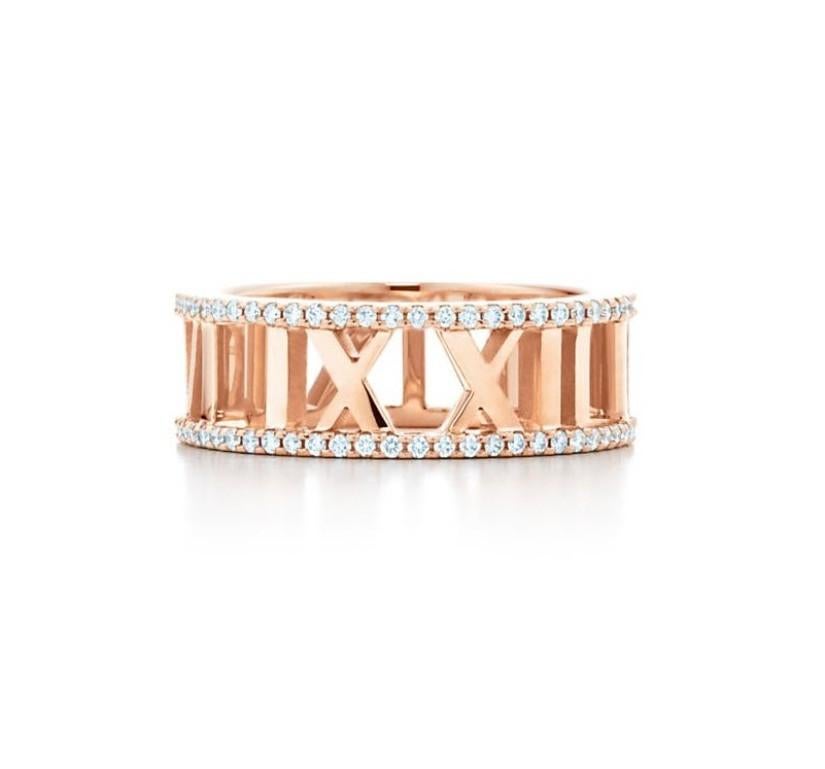 TIFFANY & Co. Atlas 18K Rose Gold Vollkreis Diamant Offener Ring 6

Die stromlinienförmige und moderne Atlas Collection'S glänzt mit grafischer Raffinesse und kühner Schlichtheit. Das Motiv einer römischen Zahl mit Diamanten verleiht dem klassischen
