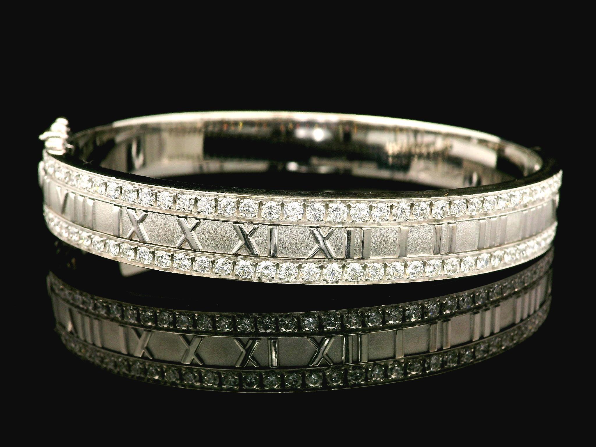 Tiffany & Co. Atlas 18k Weißgold 2,46 Karat Diamant-Armreif mit römischen Ziffern (Brillantschliff) im Angebot