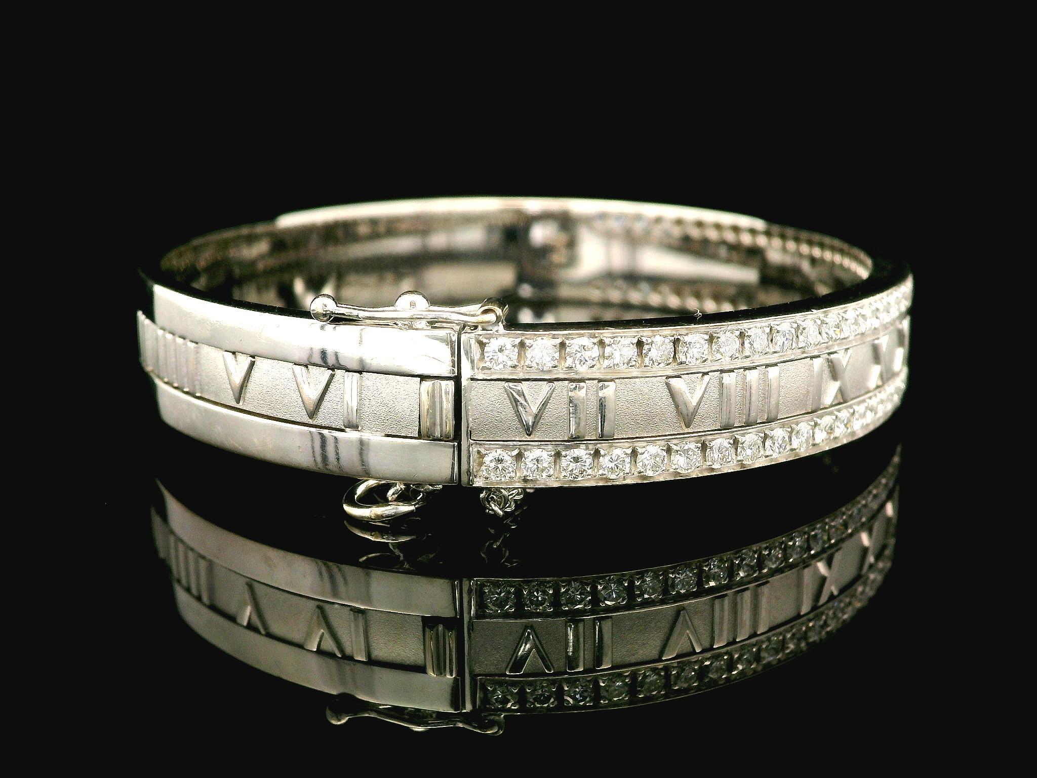 Tiffany & Co. Atlas 18k Weißgold 2,46 Karat Diamant-Armreif mit römischen Ziffern im Zustand „Hervorragend“ im Angebot in Montclair, NJ
