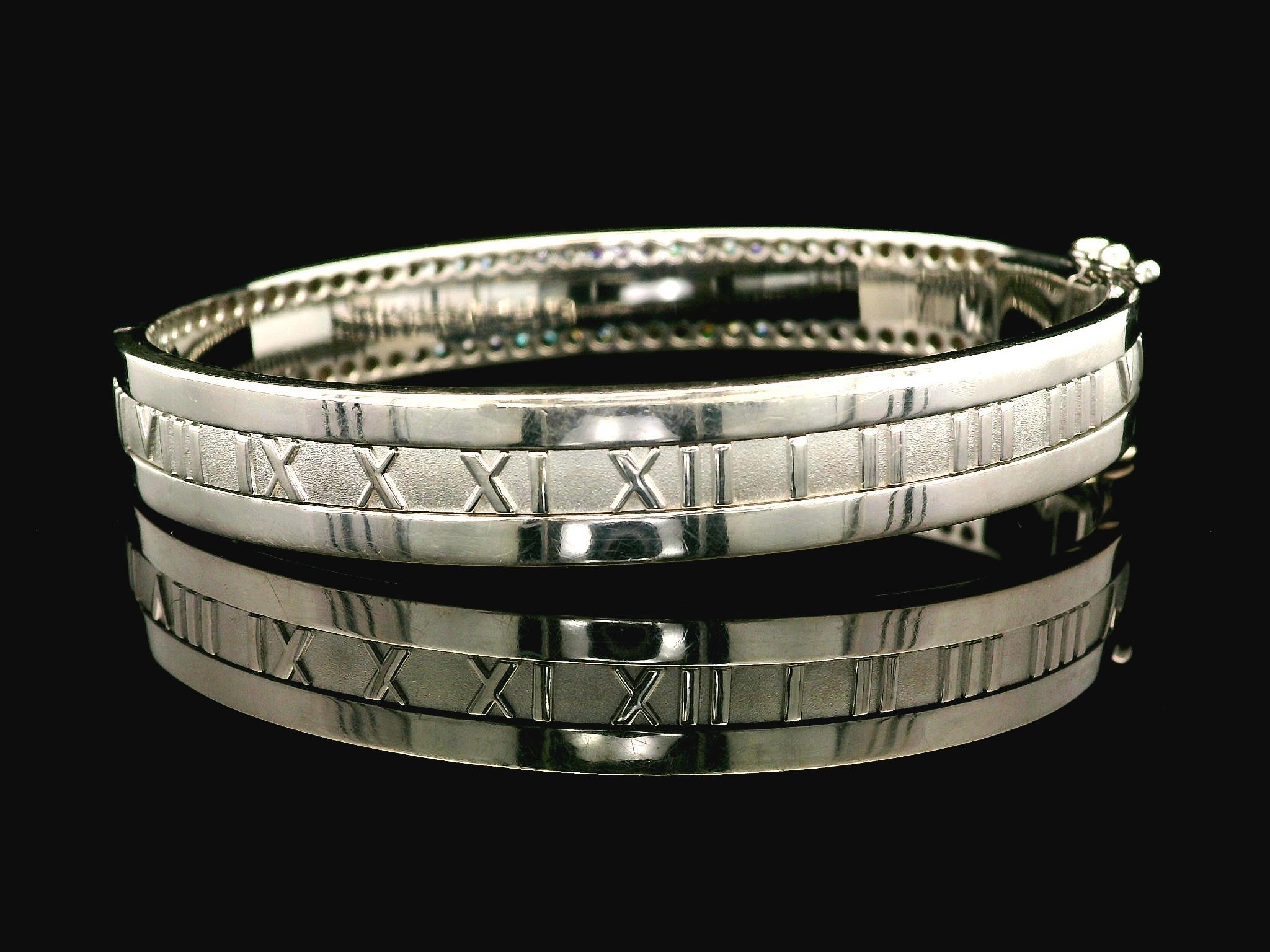 Tiffany & Co. Atlas 18k Weißgold 2,46 Karat Diamant-Armreif mit römischen Ziffern Damen im Angebot