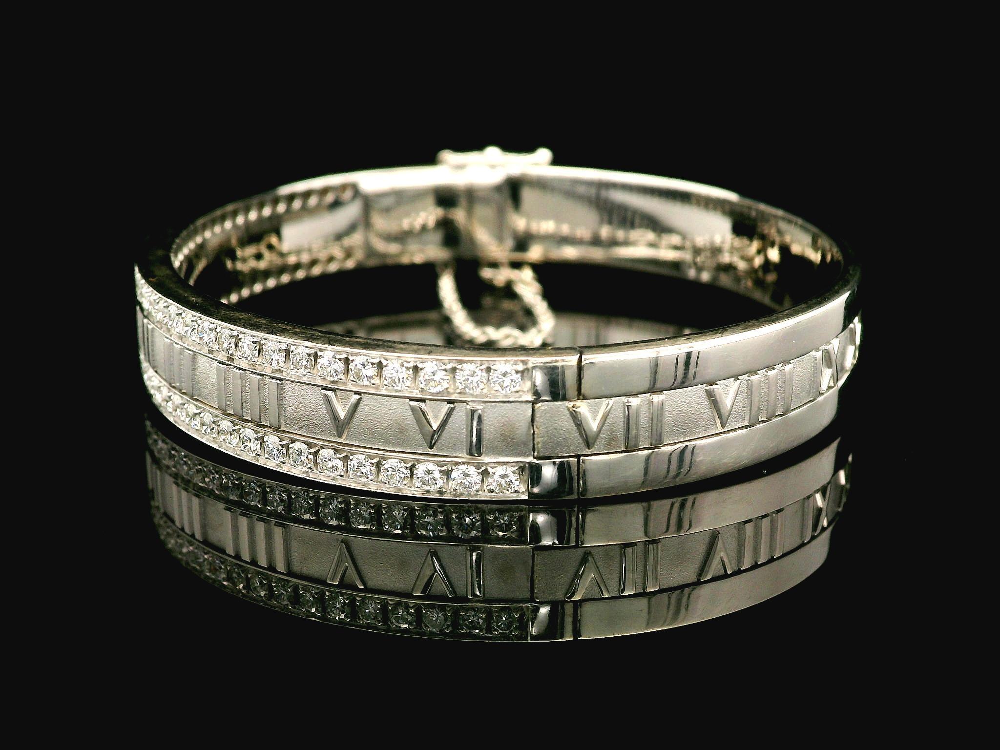 Tiffany & Co. Atlas 18k Weißgold 2,46 Karat Diamant-Armreif mit römischen Ziffern im Angebot 1