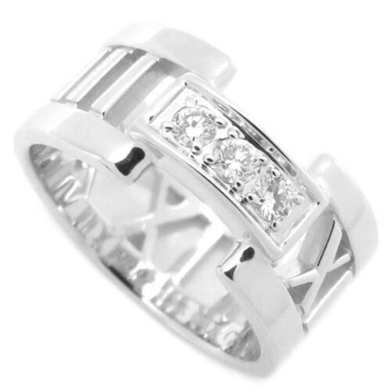 TIFFANY & Co. Atlas Bague ouverte en or blanc 18K avec 3 diamants 5

Métal : Or blanc 18K
Taille : 5
Largeur de la bande : 8,5 mm
Poids : 6.80 grammes
Diamant : 3 diamants ronds de taille brillant, poids total de 0,10 carat.
Poinçon : ATLAS ©2003