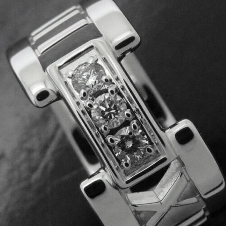 TIFFANY & Co. Atlas Bague ouverte en or blanc 18K avec 3 diamants 5 Pour femmes en vente