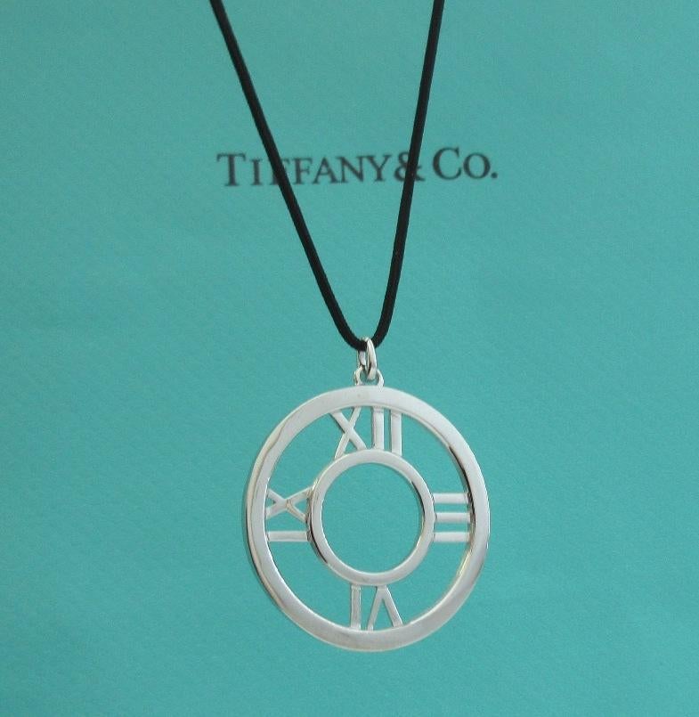 TIFFANY & Co. Atlas 18K White Gold 35mm Circle Pendant Necklace Large
  
 Metal: 18K white gold
 Gold weight: 11.60 grams
 Pendant: 35mm(1.38