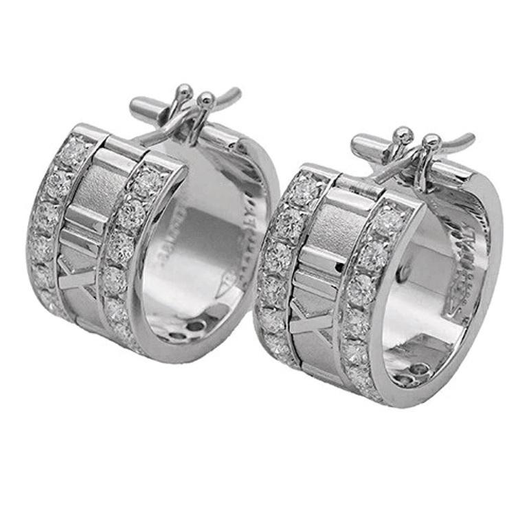 TIFFANY & Co. Pendientes de aro de diamantes Atlas de oro blanco de 18 quilates

Metal: Oro blanco de 18 quilates
Peso: 14,40 gramos 
Medidas: 16,5 mm (0,65