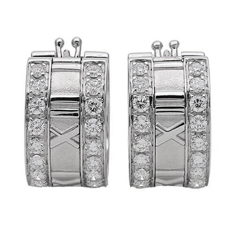 TIFFANY & Co. Pendientes de aro de diamantes Atlas de oro blanco de 18 quilates Corte redondo en venta